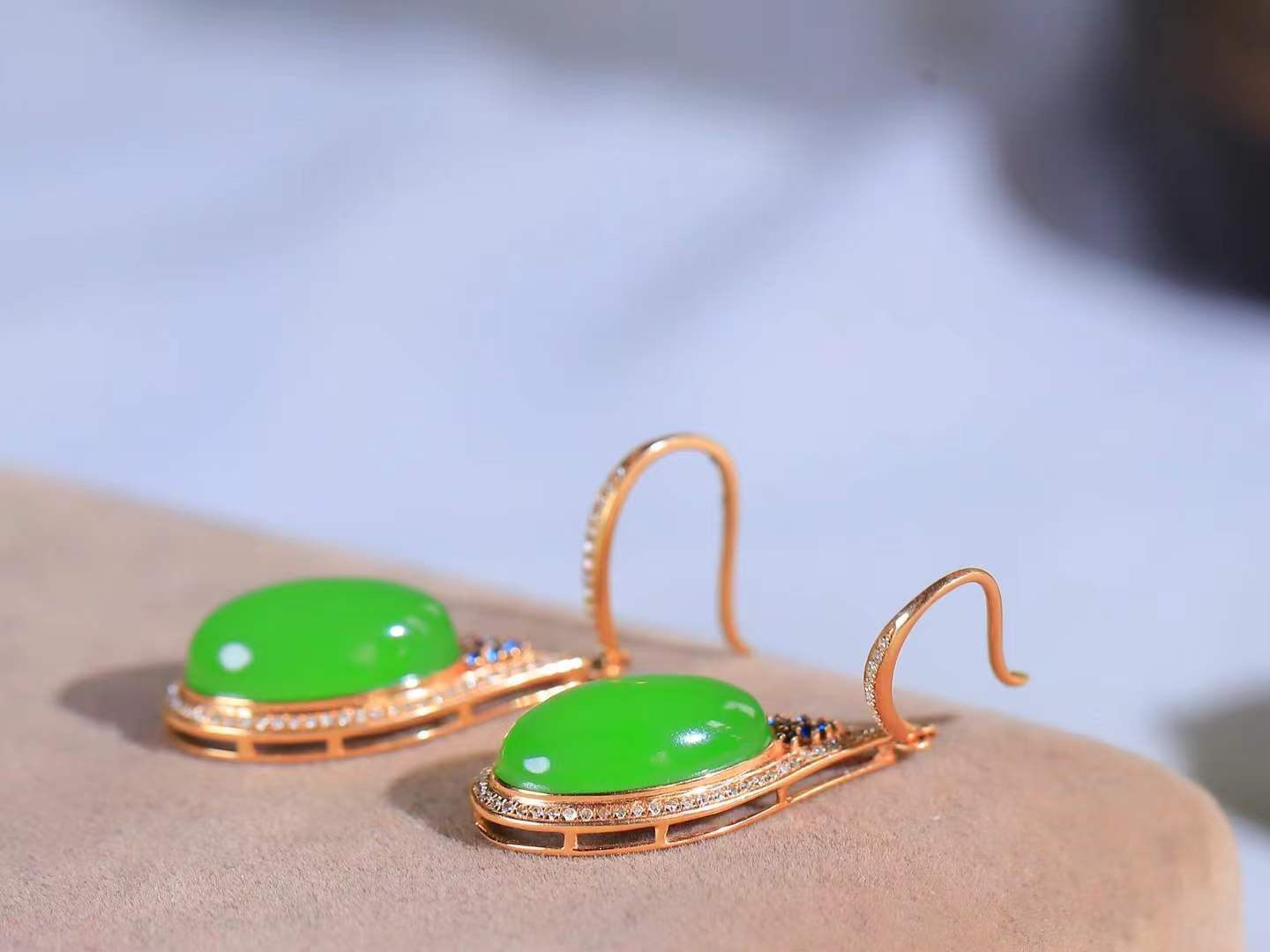 【金镶玉.耳坠】

精品和田玉碧玉镶嵌18k金.耳坠，金玉良缘 耳畔生辉，以和田温玉镌刻东方雅韵，金丝勾勒璀璨光华。金玉相嵌，寓意福泽绵长、情缘永固。佩戴间，既有玉的从容气度，又蕴金的尊贵风雅。耳畔摇曳生姿，点亮东方美学的含蓄与奢华。时光流转，唯爱恒久如金，初心温润似玉。总重5.7克 裸石尺寸取一14.8-8.7mm 5540700A