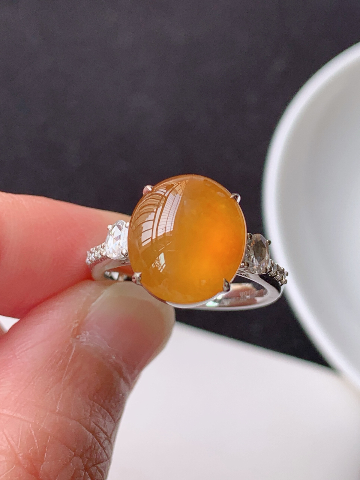 【18k镶嵌冰黄戒指】
裸石尺寸：  12.2/10.7/9.7圈口14