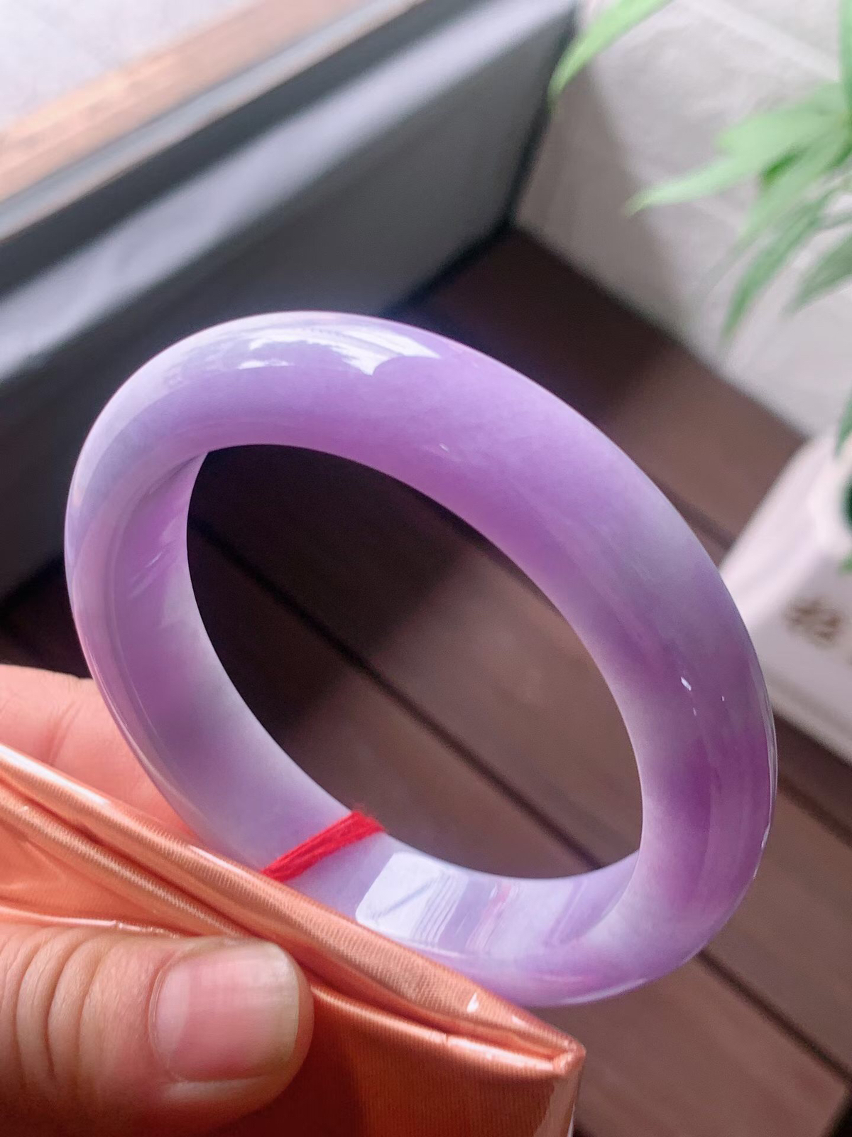 【翡翠名称】老坑种紫罗兰56正圈口手镯
【翡翠尺寸】56/12.6/8.9mm适合55-57正圈口佩戴
【翡翠描述】宝贝种老水足，玉质细腻，色泽靓丽，性价比高，佩戴效果好！
【其它赠送】权威证书/精美挂绳盒子/支持全国复检