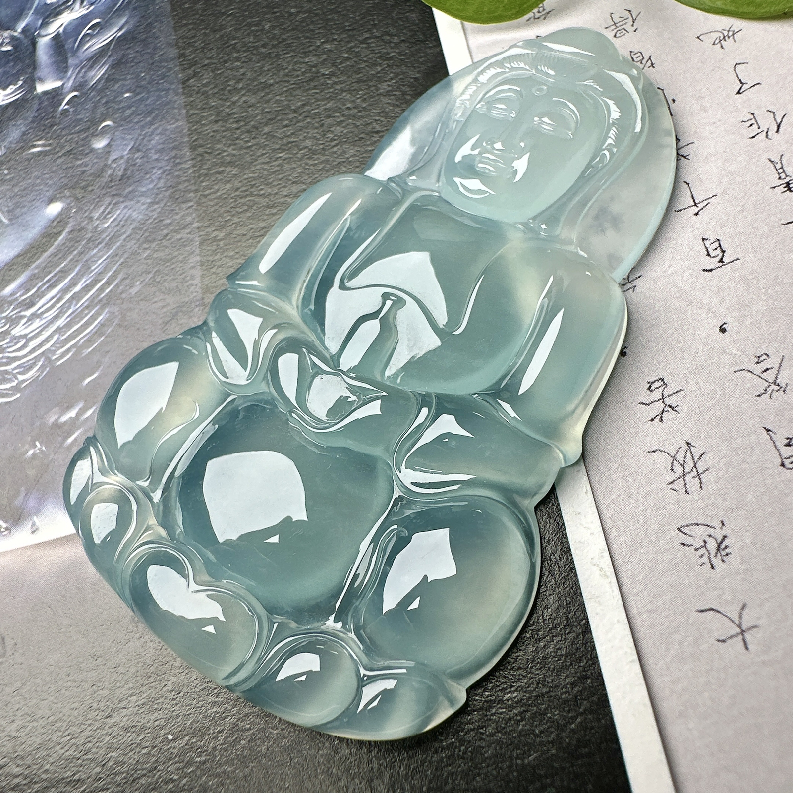 【冰种正装观音】蓝底色泽，质地细腻，通透度上佳，冰感十足，适合佩戴