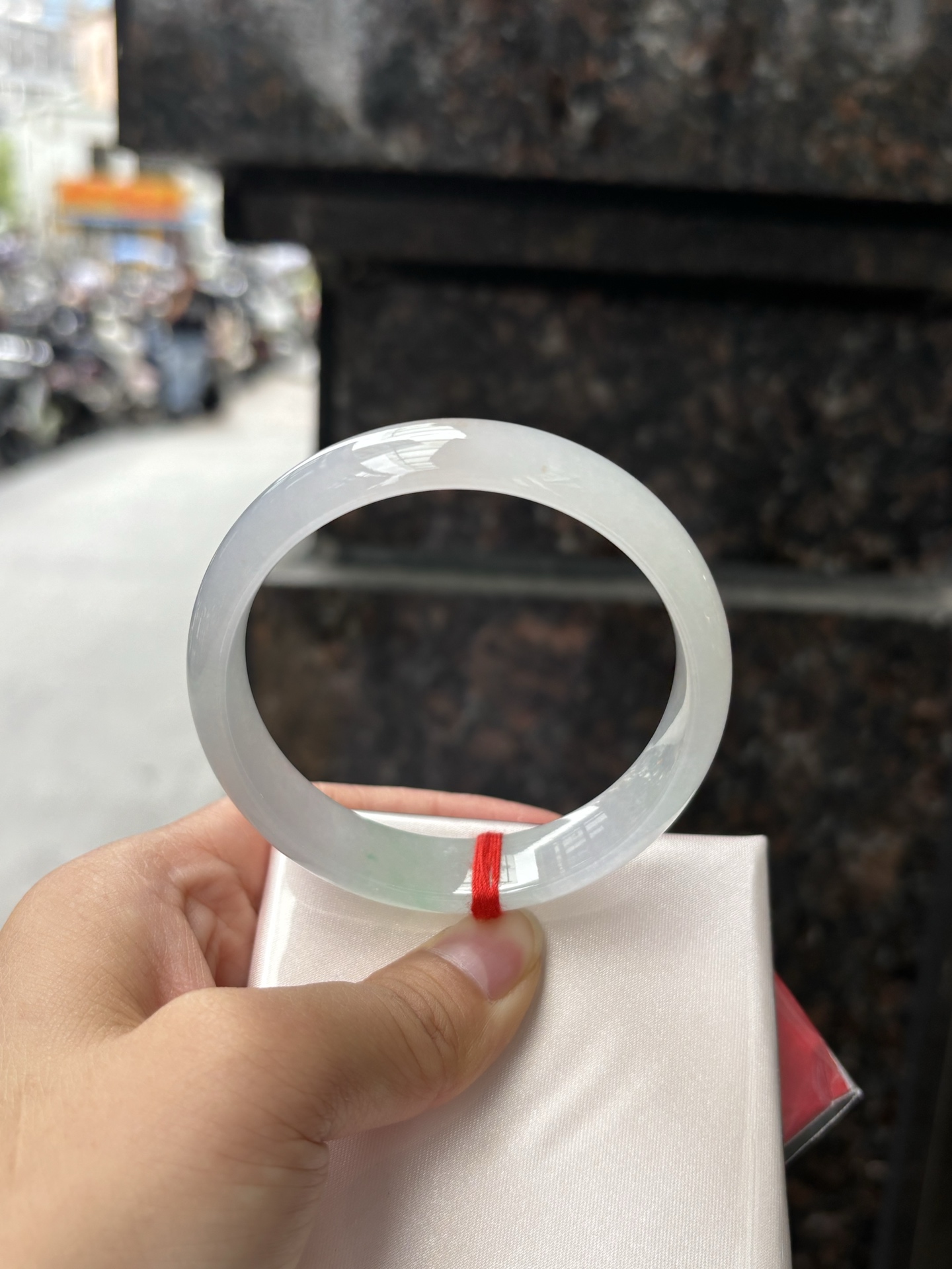 三彩宽版正圈 57.7-14.2-7 0408-N379 ，底妆冰润，春彩洒金，有三彩特色，仿佛彩虹般的色彩，绚丽梦幻，气质清新淡雅，上手靓丽大方。