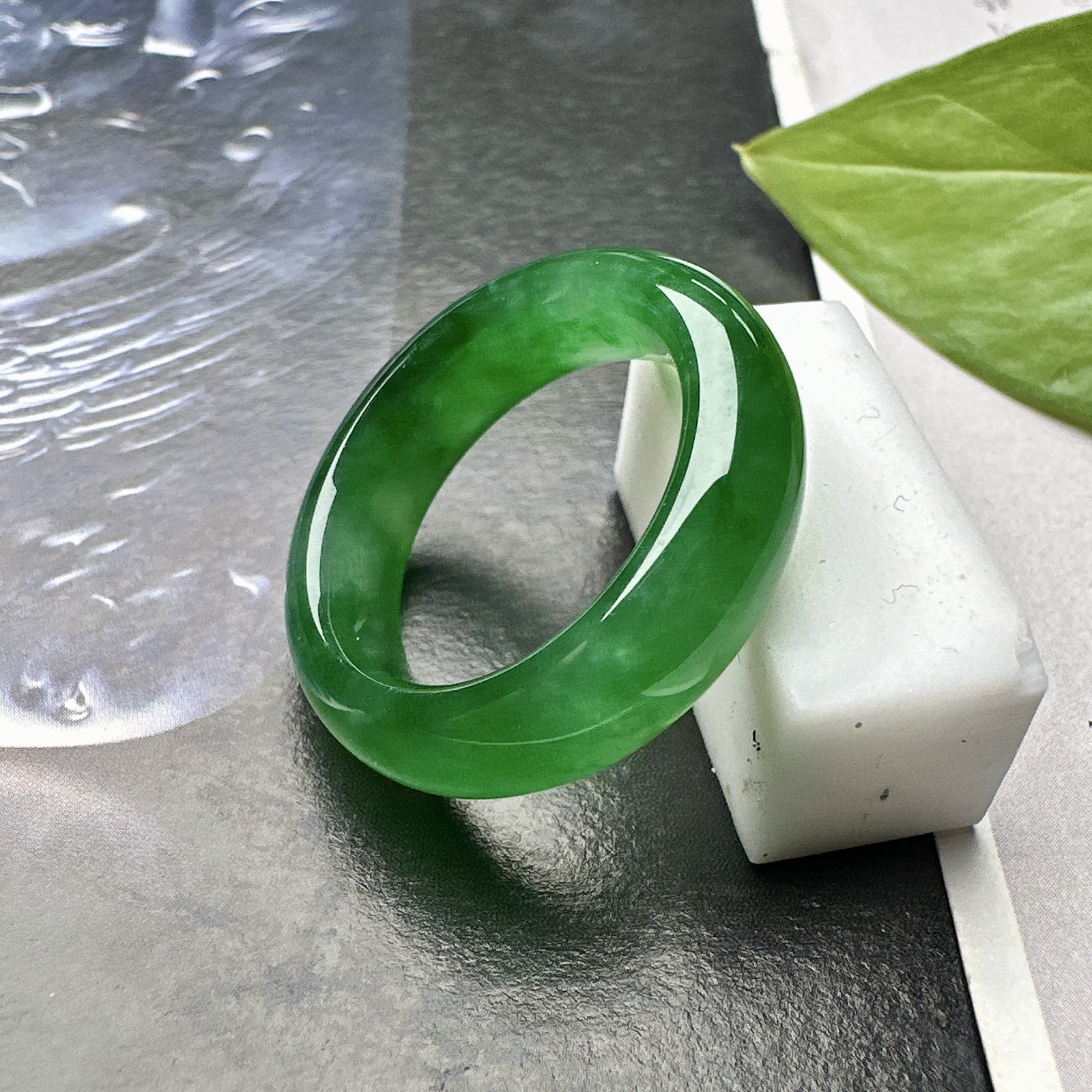 【冰种满绿戒圈】难得的冰润度，难得的好颜色，韵味十足，古色古香。也可吊坠佩戴。