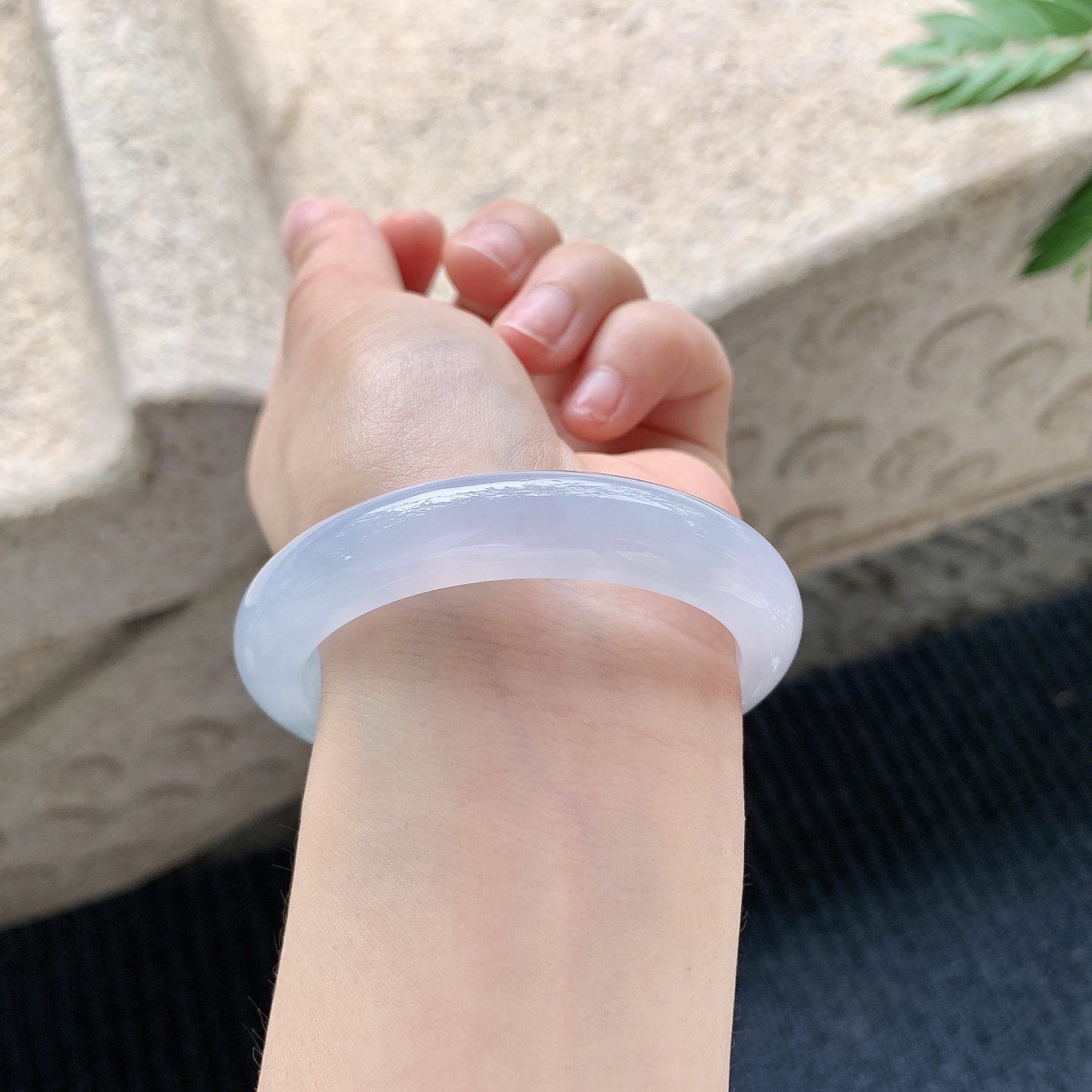 正圈52 53 【圈口】53.2/11.4/8.3 【编码】C5040943 【描述】冰糯紫罗兰，水润，种老，细腻，打灯有絮线