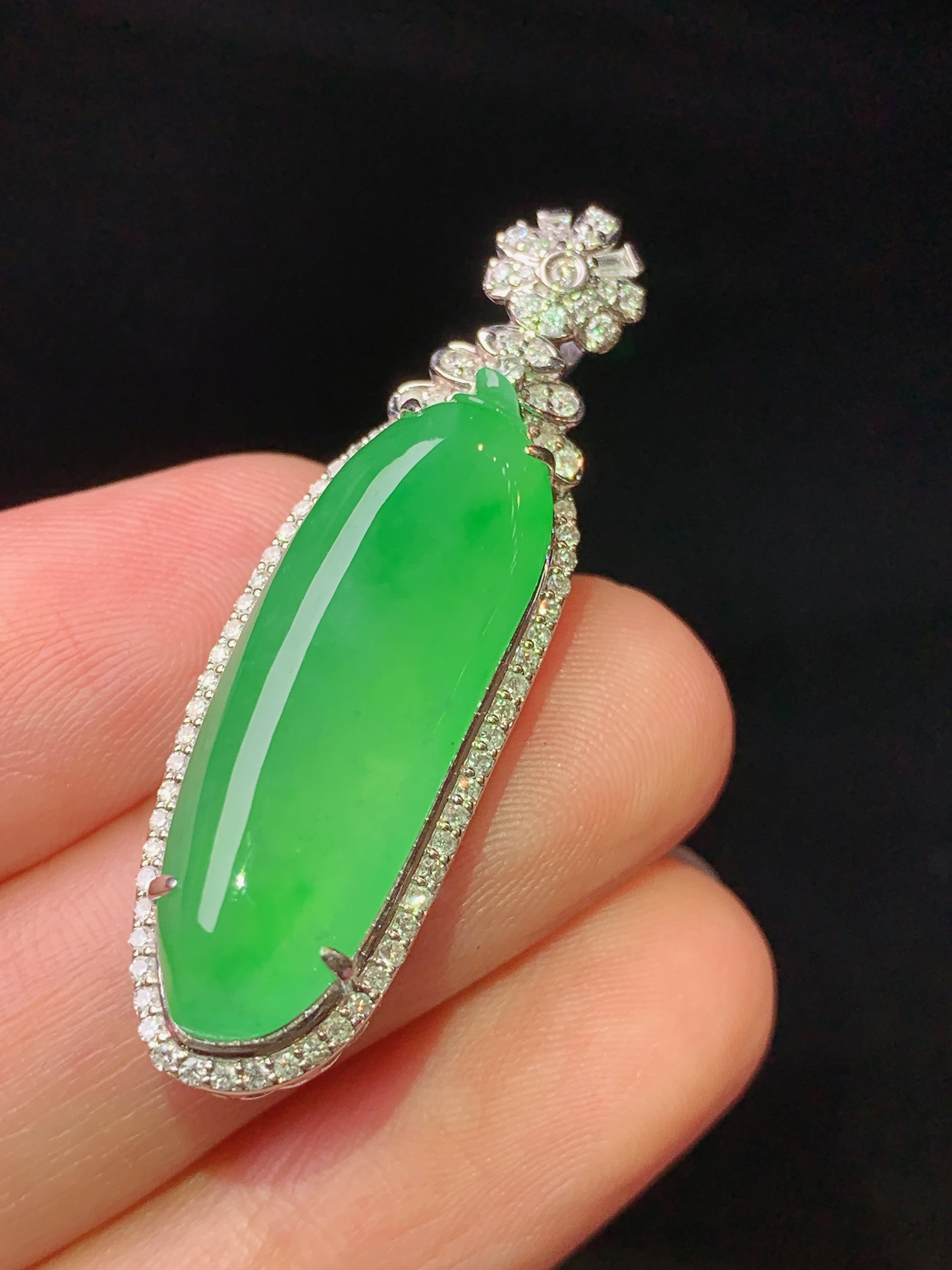 18k金钻镶嵌满绿福瓜吊坠 玉质细腻 色泽艳丽清新 水润亮眼 整体尺寸38.8*12*9L2