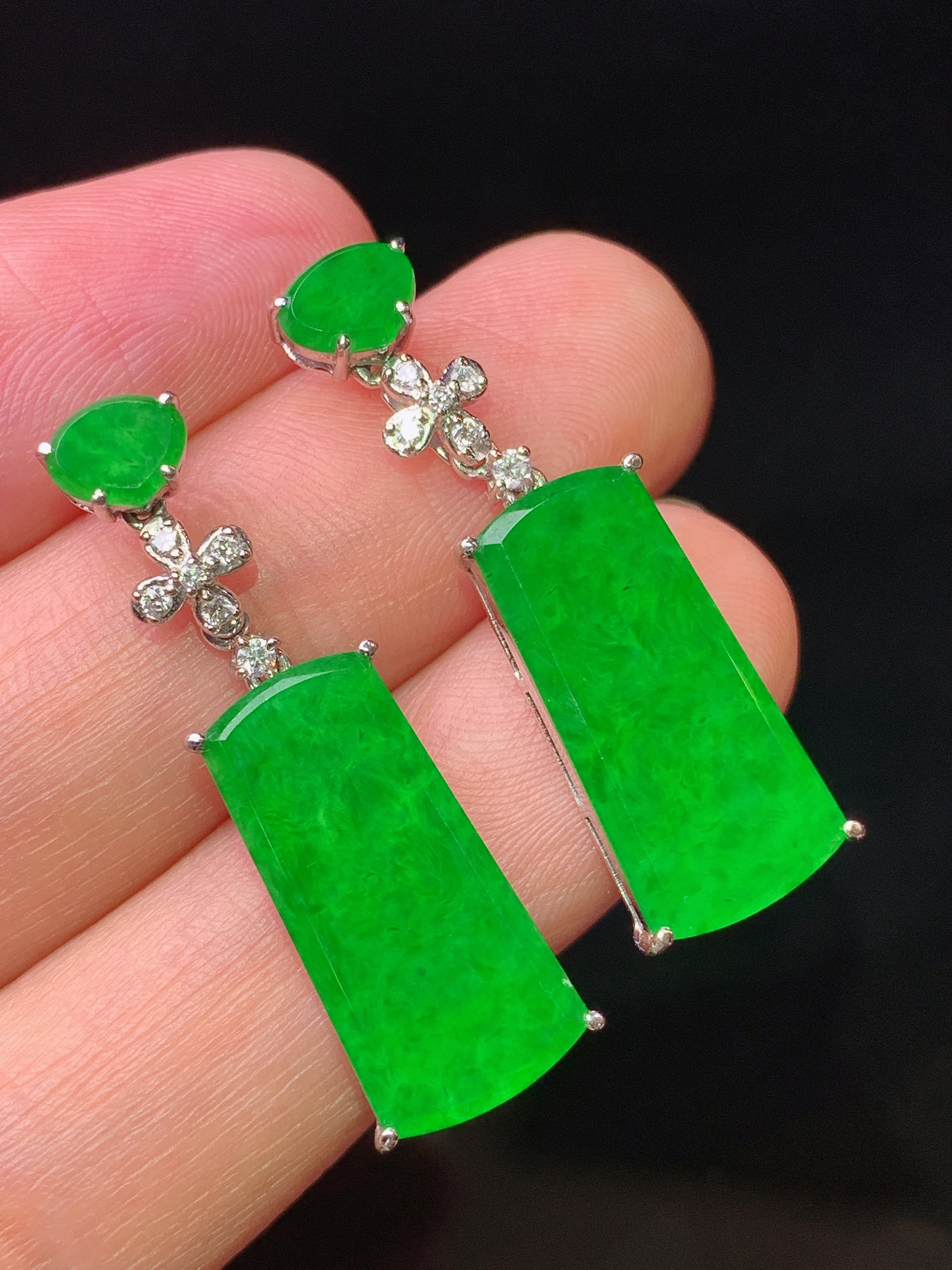 18k金钻镶嵌满绿无事牌耳坠 玉质细腻 色泽艳丽清新 水润亮眼 整体尺寸31*8.6*3.8L2
