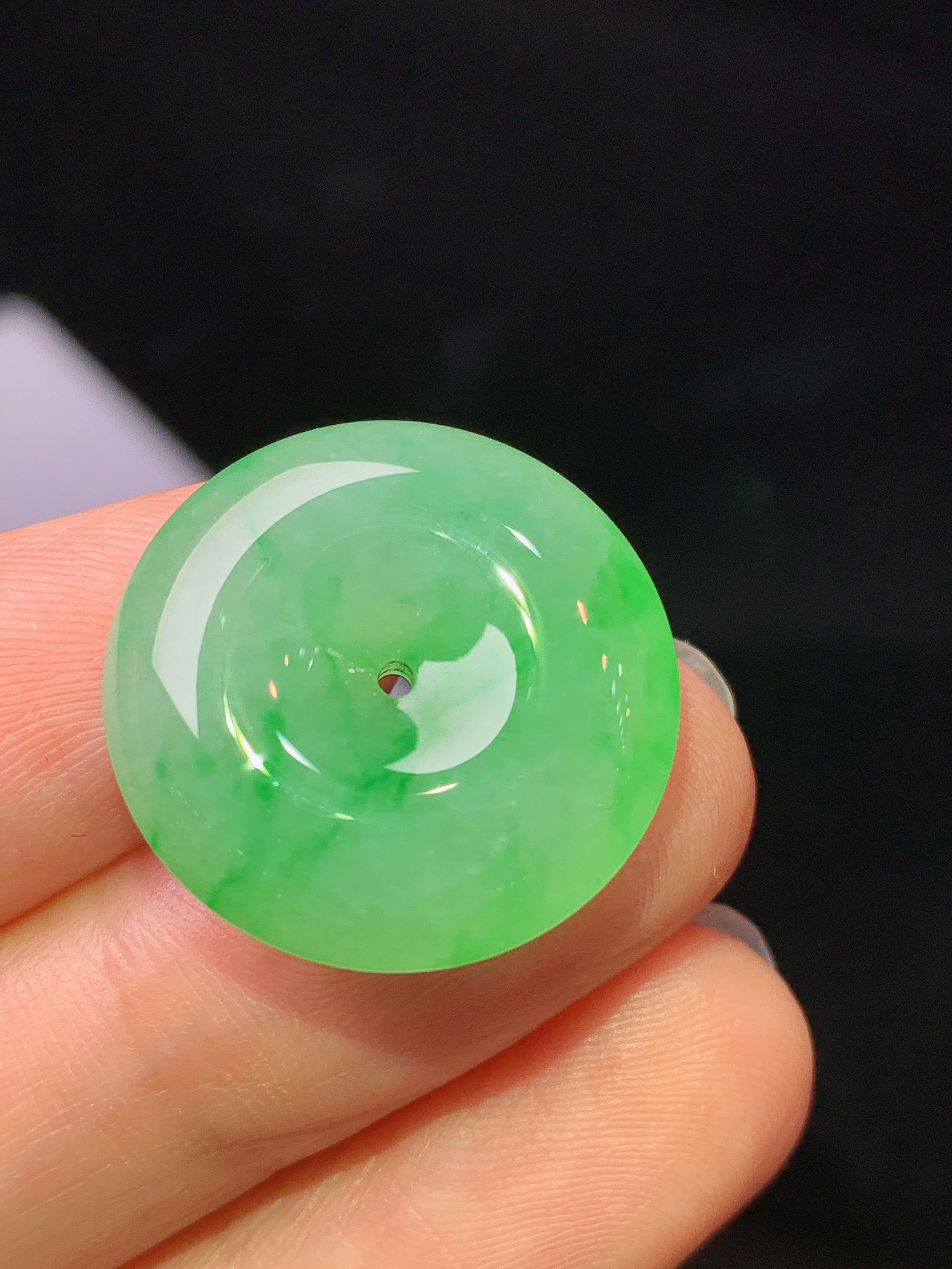 翠绿平安扣吊坠 玉质细腻 色泽艳丽清新 水润亮眼 整体尺寸20.5*6x1