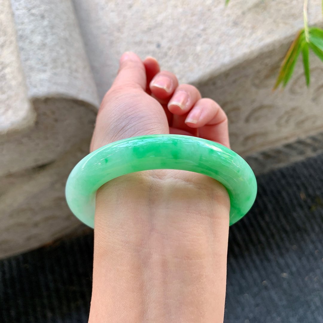 圆条53 54【圈口】54/11.4/11.7【编码】BA040580【描述】阳绿，水润，种老，细腻，有纹线