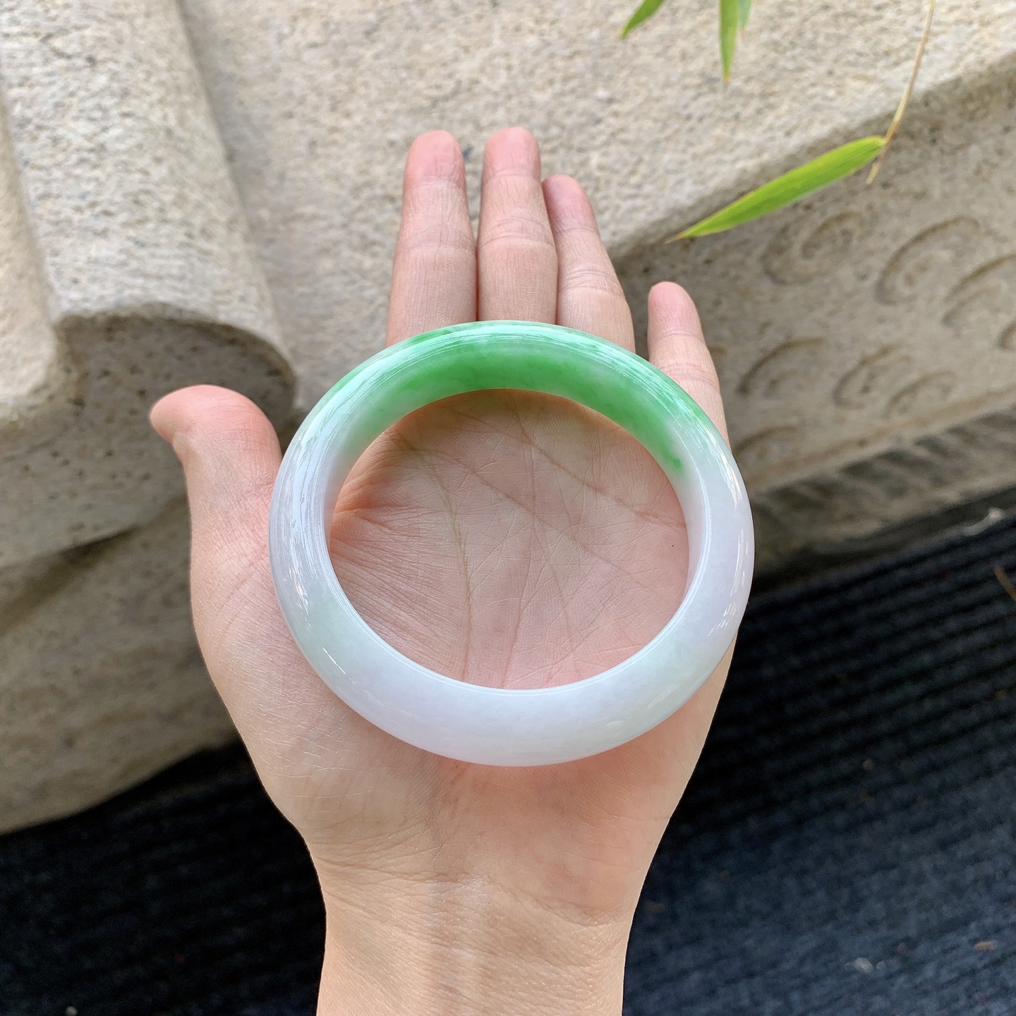 正圈 57 58【圈口】58.4/12.8/9【编码】BA011179【描述】糯冰飘阳绿，水润，种老，细腻，有棉纹线