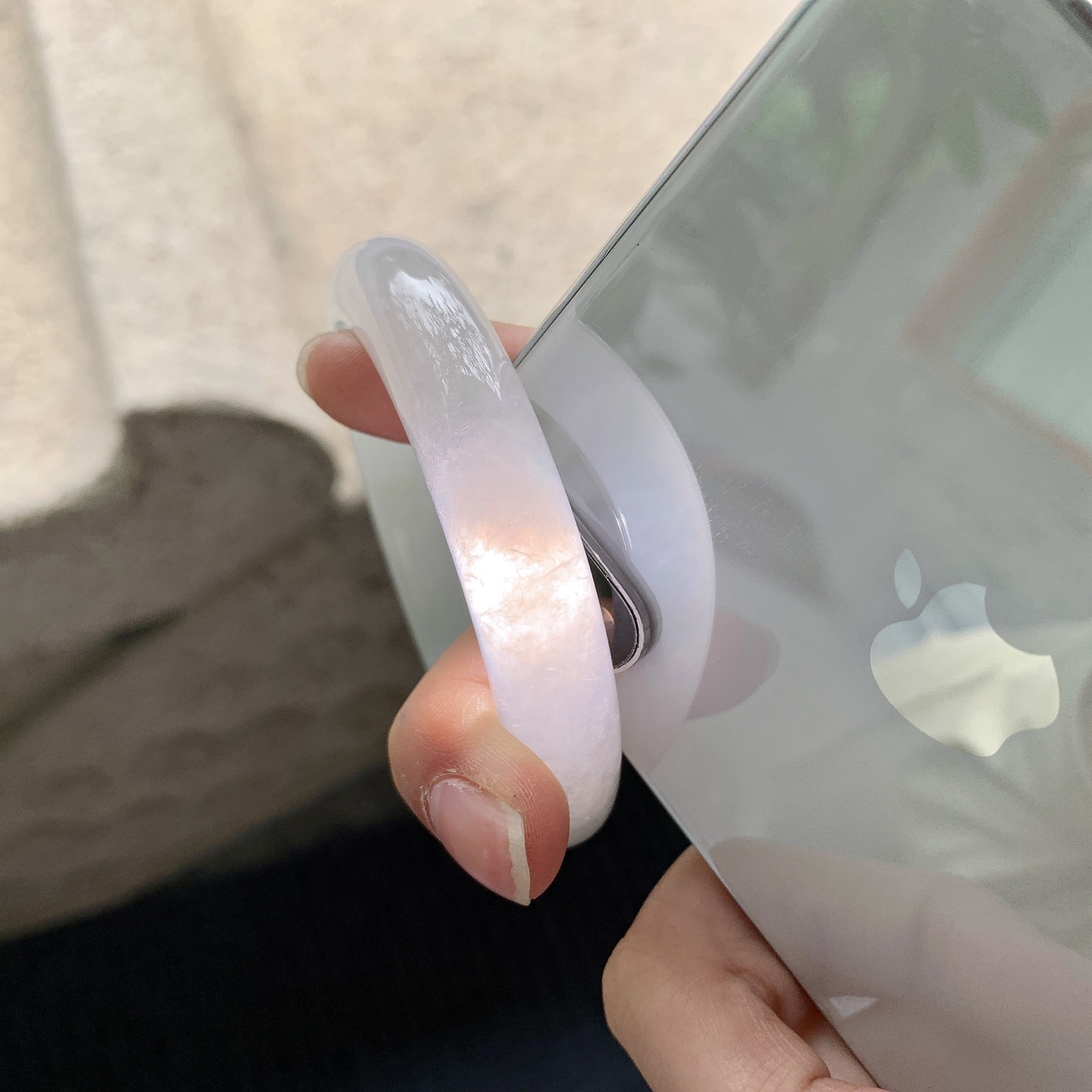 正圈53 54【圈口】54.4/11.4/8.5【编码】C5040945【描述】糯冰飘绿，水润，种老，细腻，打灯有絮线