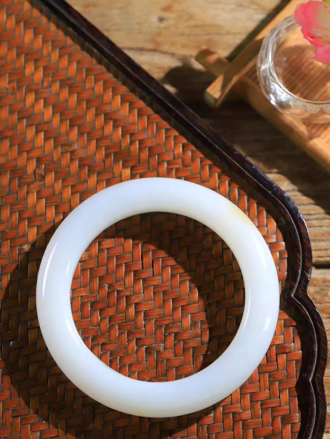 （一见倾心.手镯）

精品和田玉手镯，玉质温润细腻 油性十足 手感舒适，高华雅逸，线条流畅，简约大气，美自天成，素雅高贵。佩戴于腕间，婉约之美，举手投足间透出那低调奢华。重74.6克  尺寸57-12.7-11.7mm  5640736A