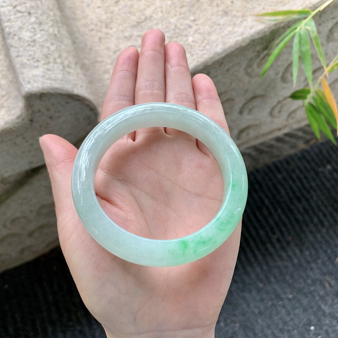 正圈56 57 【圈口】57.6/11.8/9.2 【编码】GL101667 【描述】飘绿，水润，种老，细腻，有棉纹