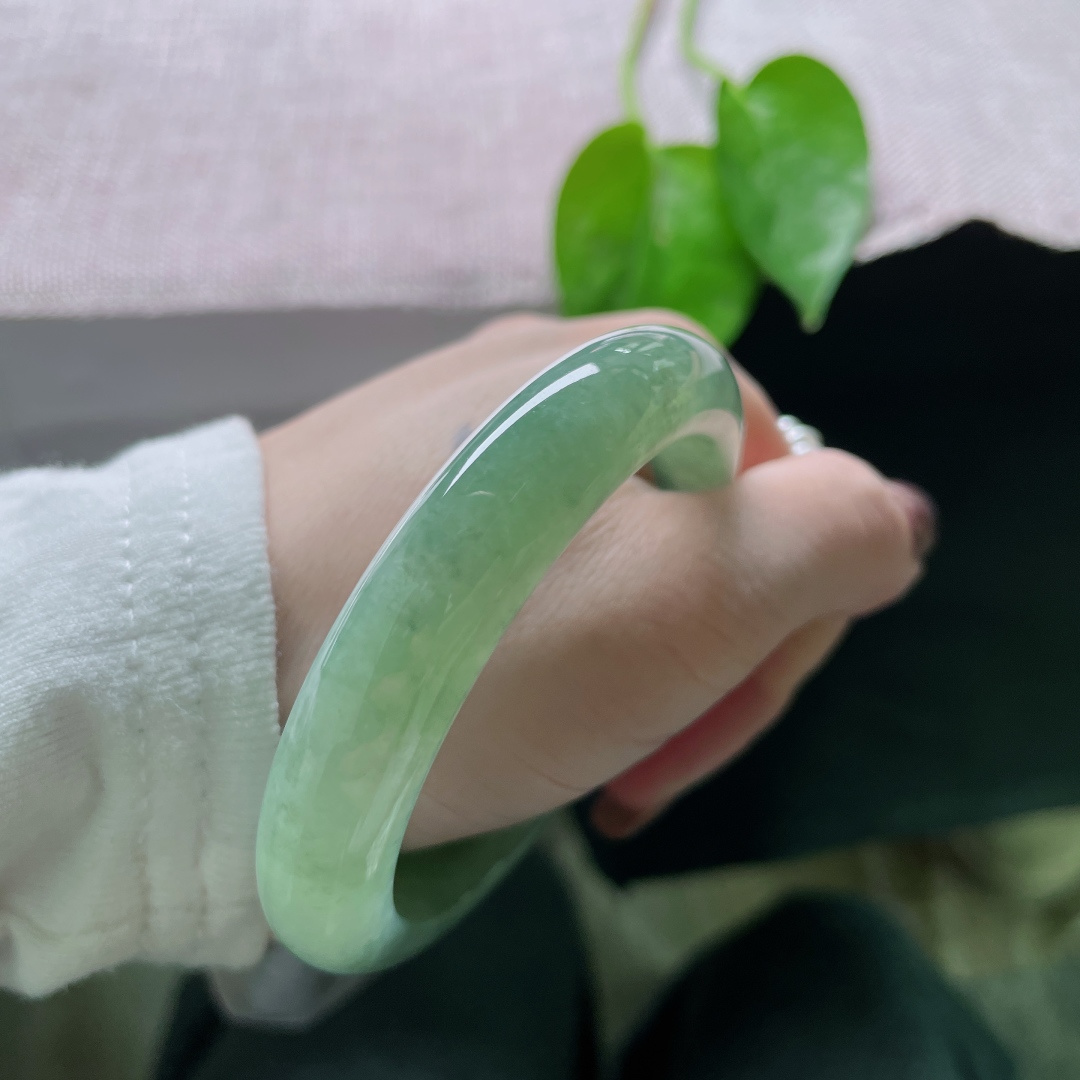 55.5/11.6/7.9，湖水绿正圈，水头好，晶莹玉润，种老，一点皮纹不显，ss49610a