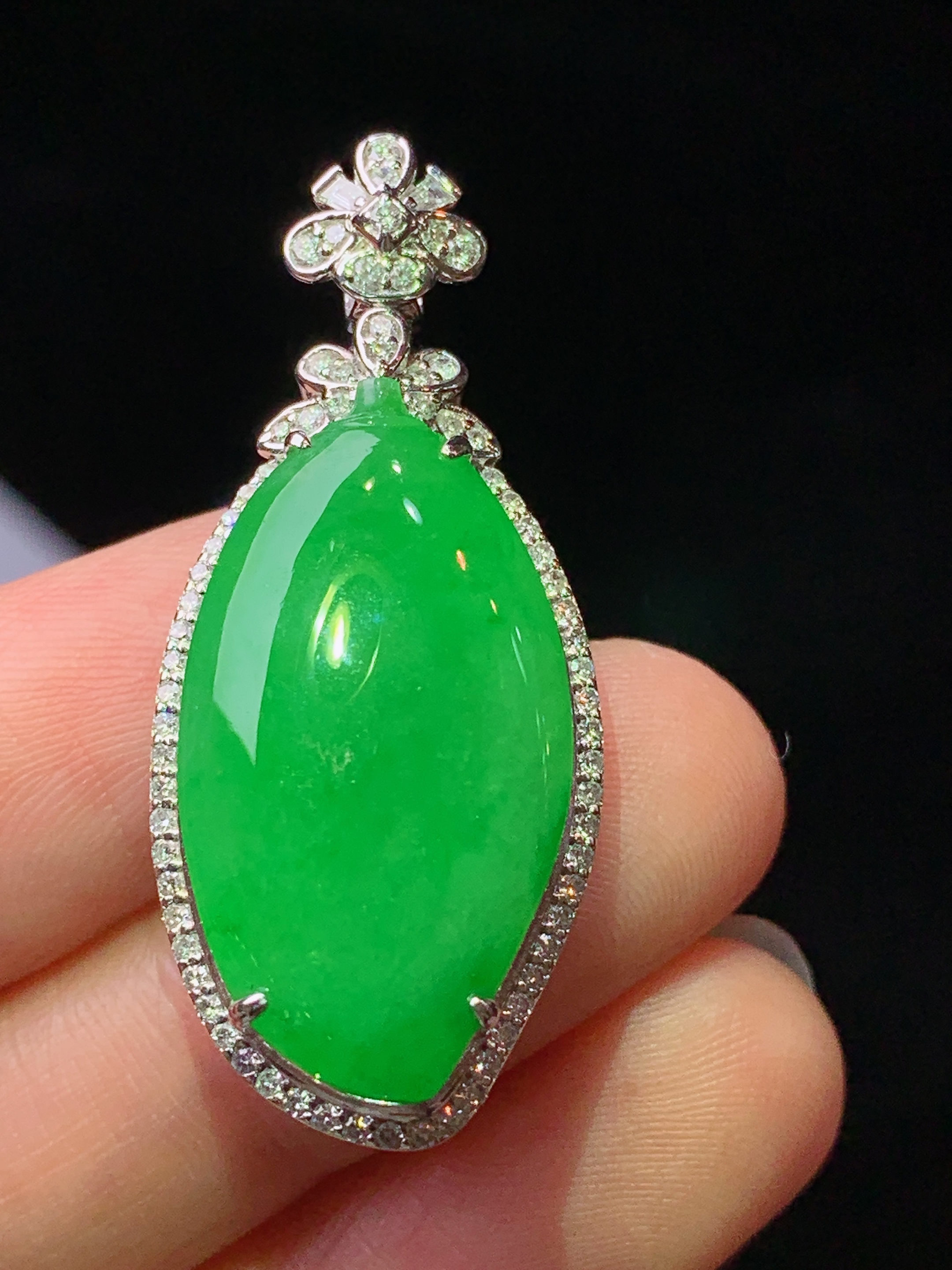 18k金钻镶嵌满绿福瓜吊坠 玉质细腻 色泽艳丽清新 水润亮眼 整体尺寸37.5*16.2*10.5L2