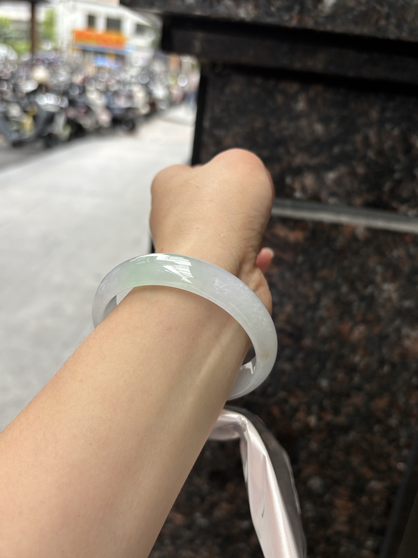 三彩宽版正圈 57.7-14.2-7 0408-N379 ，底妆冰润，春彩洒金，有三彩特色，仿佛彩虹般的色彩，绚丽梦幻，气质清新淡雅，上手靓丽大方。