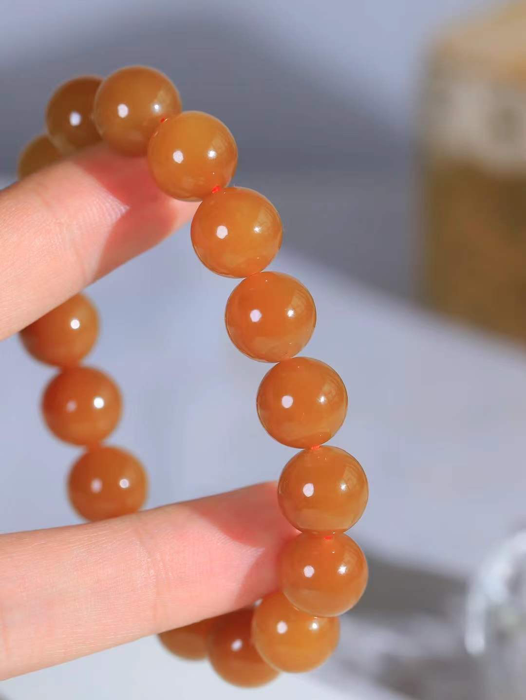 【珠圆玉润.手串】

精品和田玉糖玉珠圆玉润手串 玉质温润细腻  整串打磨圆润，佩戴舒适。珠珠落玉盘，间关莺语花底滑，一生美好时光，无论身在何处，都有它相伴相守。事事顺遂，幸福美满，吉祥如意。重44.3克 尺寸取一11.9mmFDT-1640813