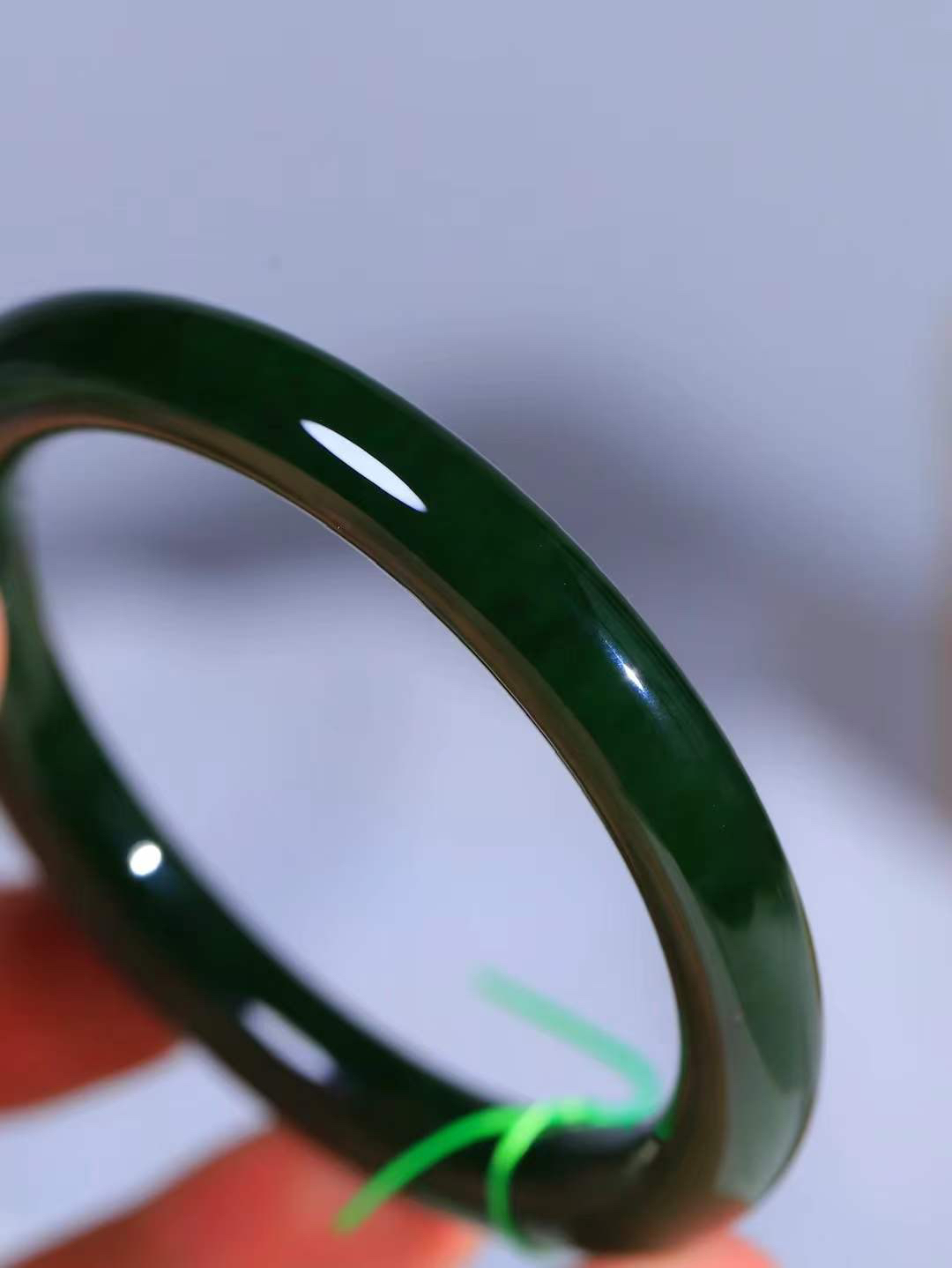 【碧波流转·手镯】

精品和田玉碧玉圆条手镯，玉质细腻温润，手感舒适，️线条流畅，简约大气，美自天成，佩戴于腕间，婉约之美，举手投足间透出那份低调奢华，醉人心扉。 重40.3克 内径圈口56mm尺寸8.7-9mm  FDL-4540833