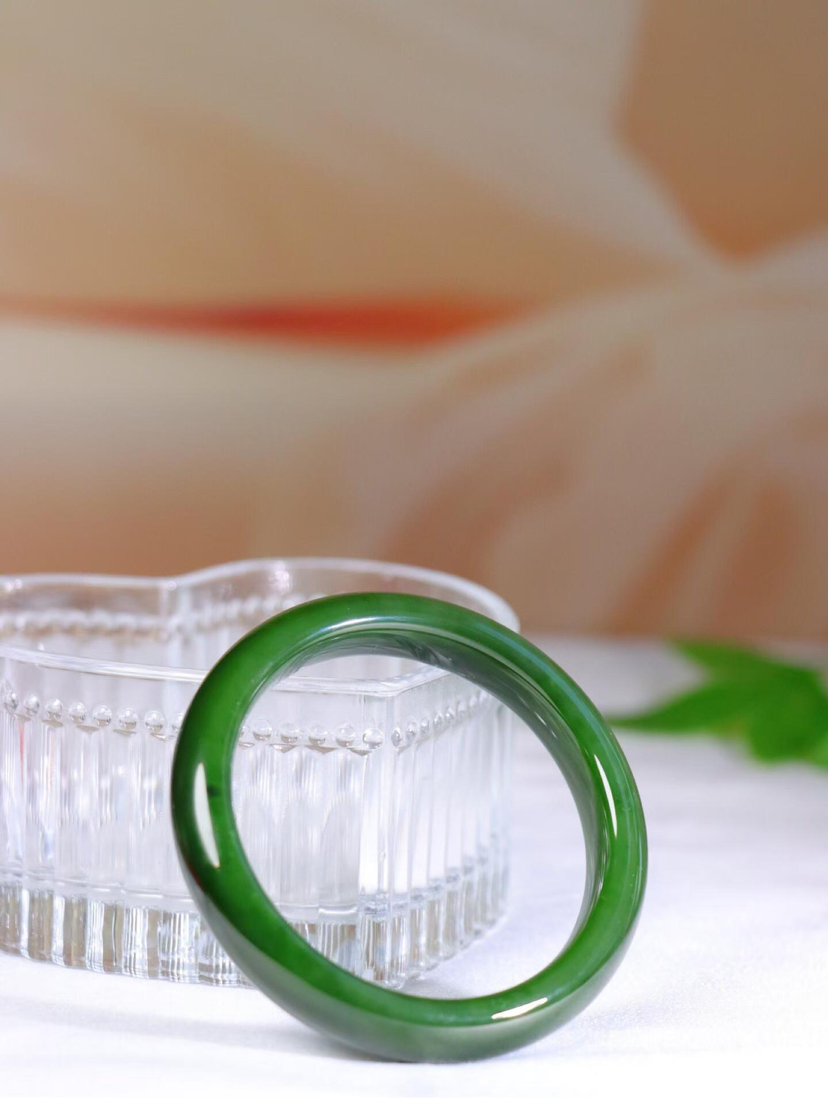 【碧色荡漾】

信誉第一 品质保证️和田玉碧玉菠菜绿手镯，俄料七号矿 红皮老料，玉质温润细腻 油性十足，色泽匀称，️款式精美时尚，佩戴美观惹眼，美自天成，婉约之美，举手投足间透出那份低调奢华。

重43.2克 圈口54mm尺寸54-11.5-8.3mm O18823207130