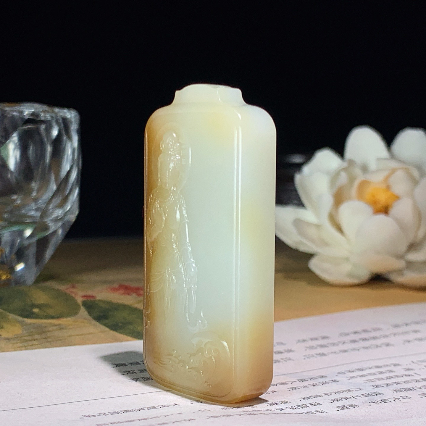 新疆和田玉且末糖站观音牌子挂件 尺寸54/26/11重35.5克 玉质细腻油润 底色纯净 脂粉好，品质好。lt260407