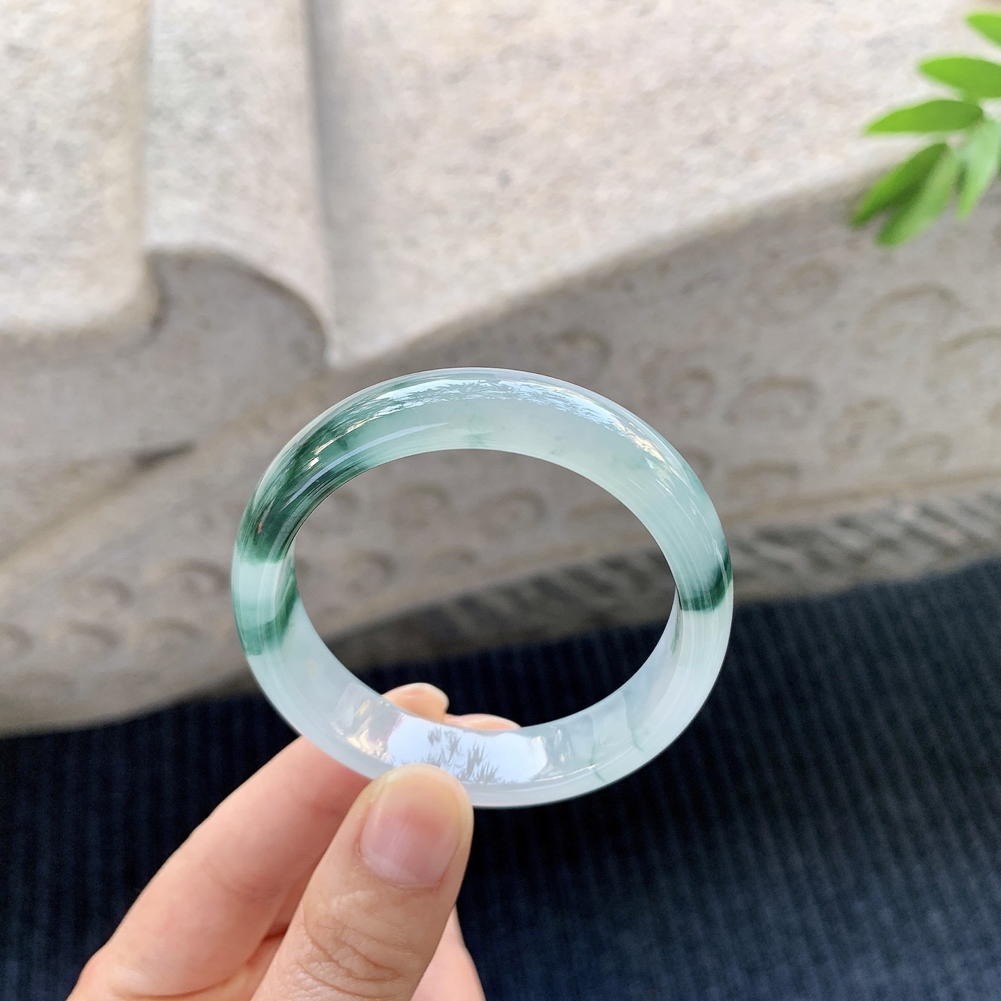 贵妃53 54【圈口】54.4/48.7/12/6.4【编码】A1012057【描述】冰糯飘花，水润，种老，细腻，打灯有絮线