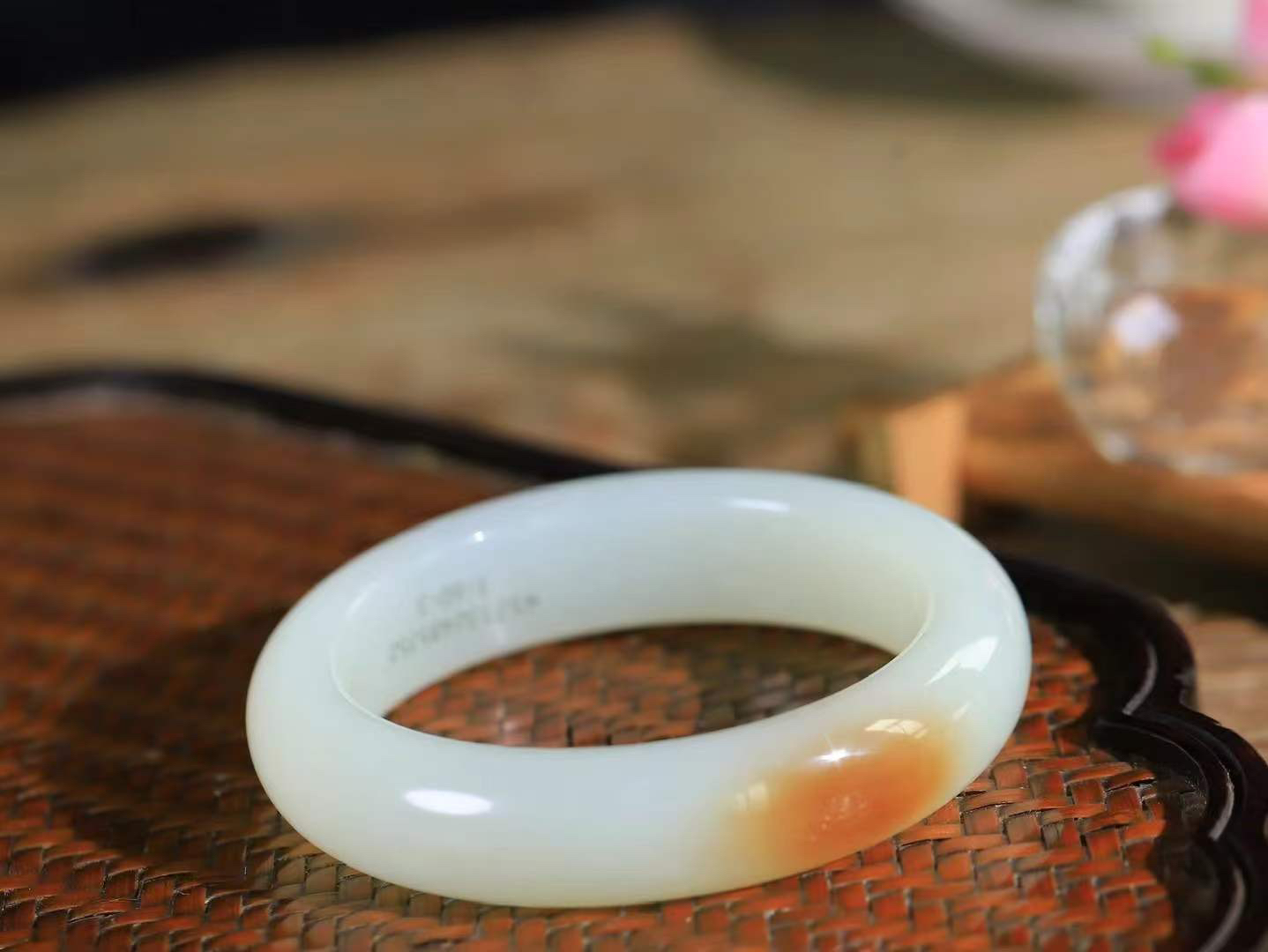 （温柔雅致.手镯）

精品和田玉糖白玉手镯。镯型饱满，温润细腻，脂润沁香。️执一卷书，沏一盏茶，着一袭裙，戴一只镯。淡淡浅笺，素心若兰，静赏玉中诗画。悠悠岁月，芊手轻摘，盛满诗样芳华。重60.5克   尺寸52-14-9mm    FDA-3240700