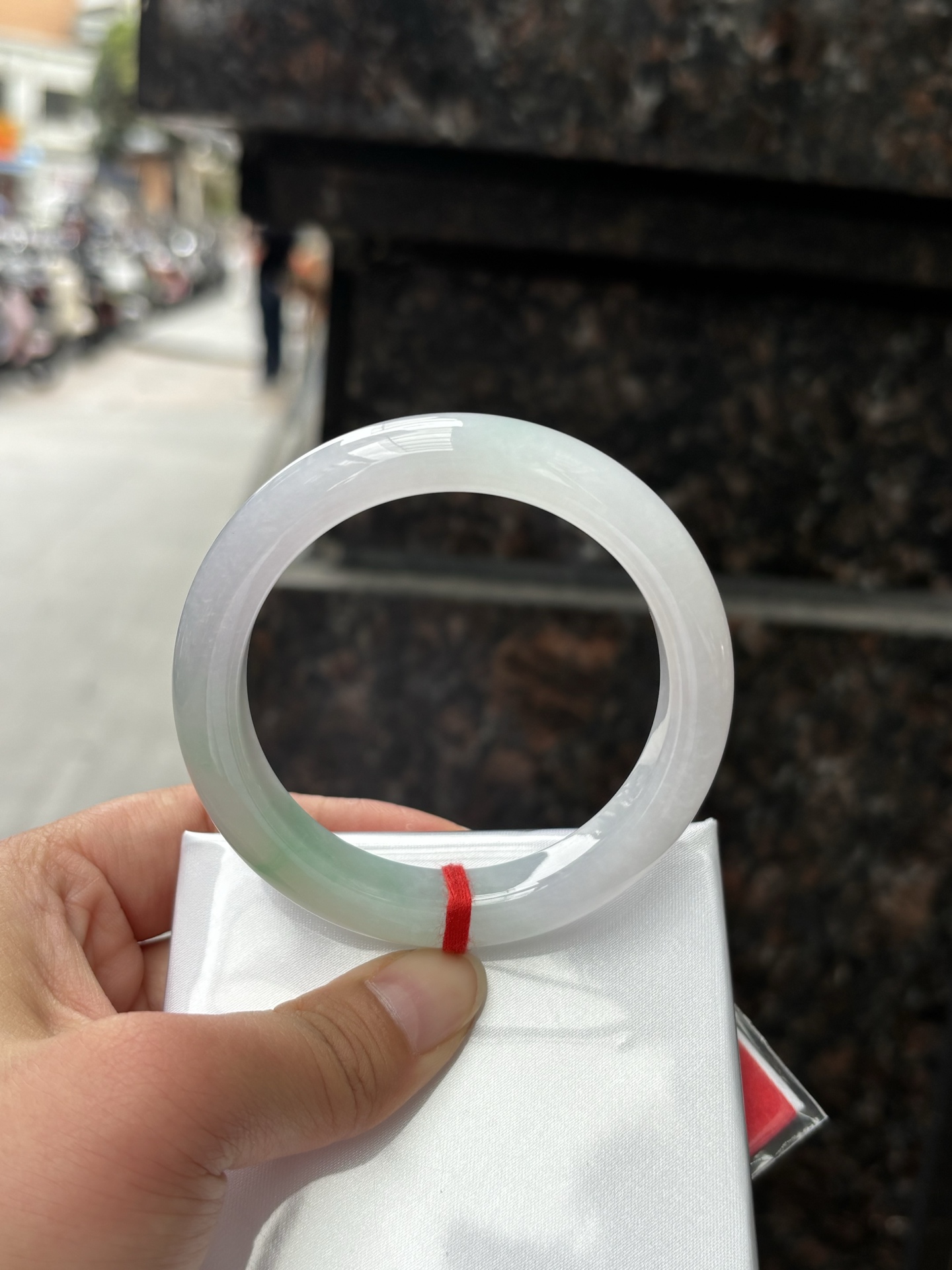 春彩正圈 55.6-11.3-9 0408-N376-2 打灯多处棉纹，底妆干净细腻，阳绿花色碰上梦幻般的春，像是融化了的春天，所有的美好交织在一起，让人心生宁静而淡淡的欢喜