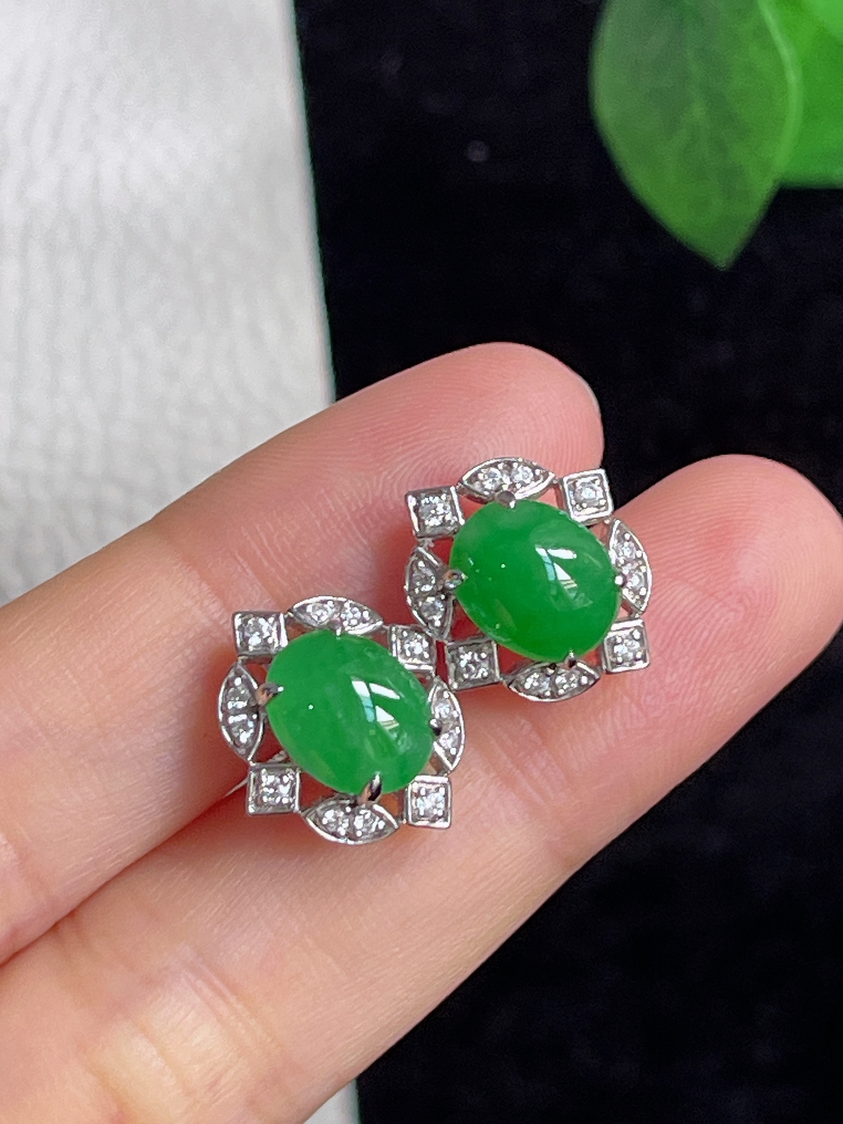 18k金翡翠冰糯满绿耳钉