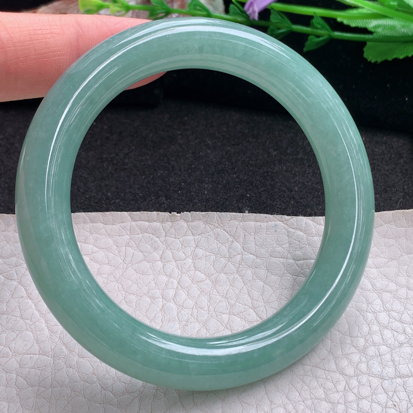 js实拍55*10.5美人镯 天然缅甸翡翠a货手镯清秀满绿圆条玉镯子