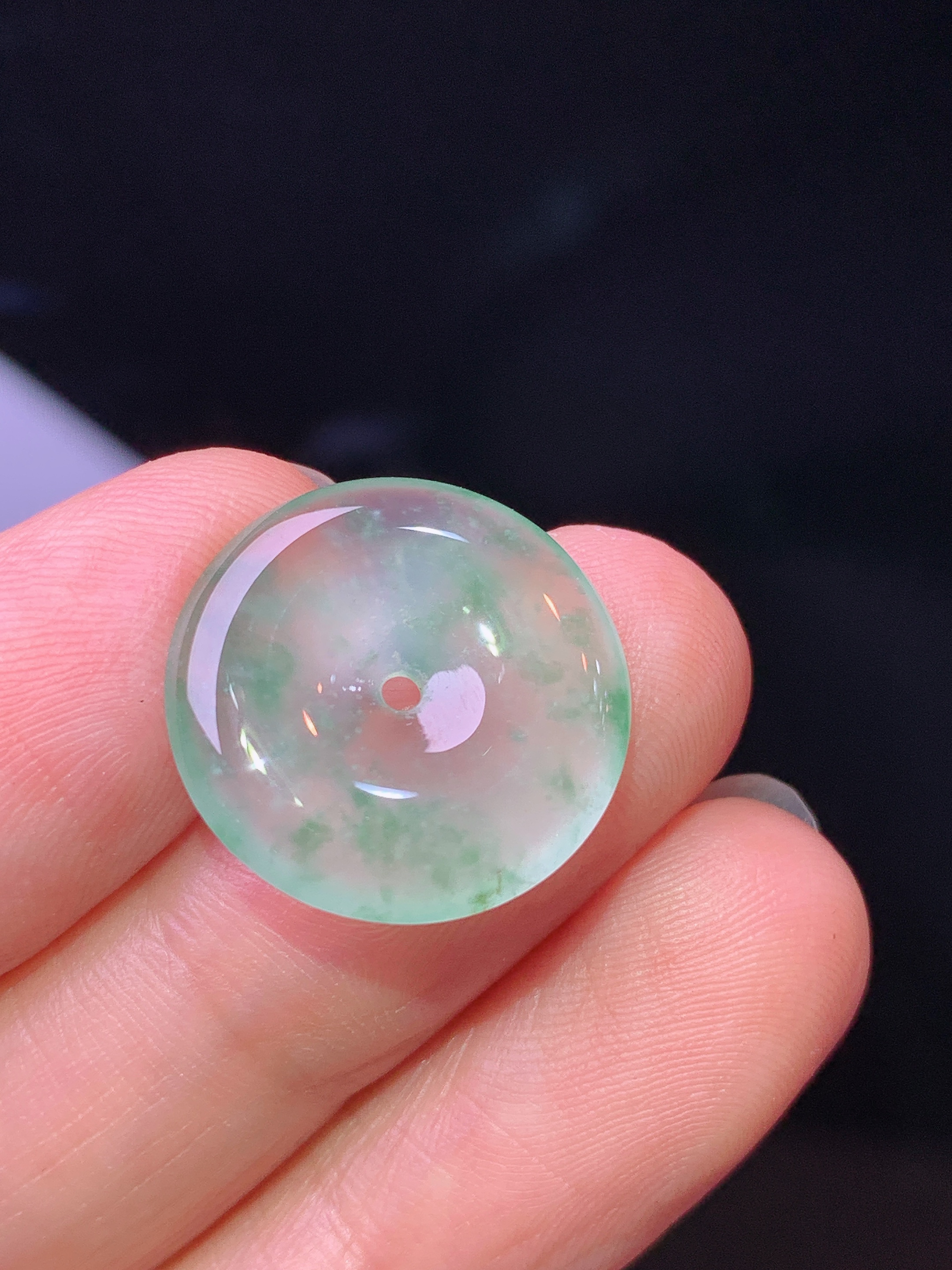 冰种飘绿平安扣吊坠 玉质细腻 色泽艳丽清新 水润亮眼 整体尺寸17*3.3c5