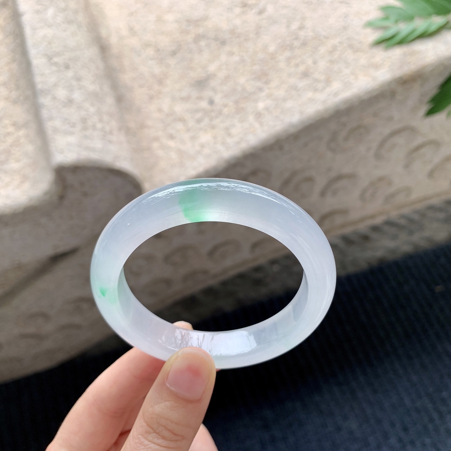 正圈53 54 【圈口】53.5/11.7/8.6 【编码】X040937 【描述】冰飘绿，水润，种老，细腻，打灯有棉纹线