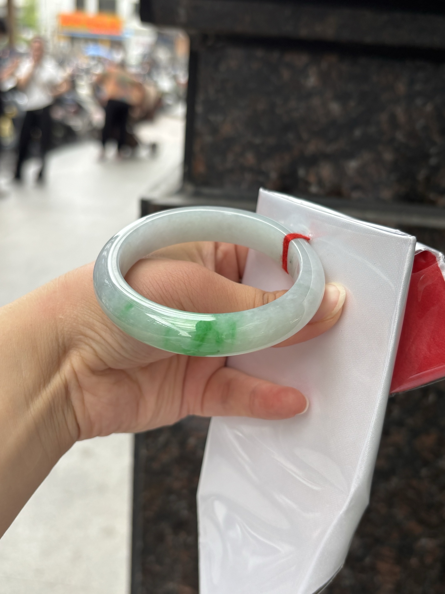 飘阳绿正圈 55-12.1-8.5 0408-N376-1 打灯细纹不影响，阳绿花色泽鲜艳，底妆白净细腻，佩戴亮眼鲜艳又贵气。