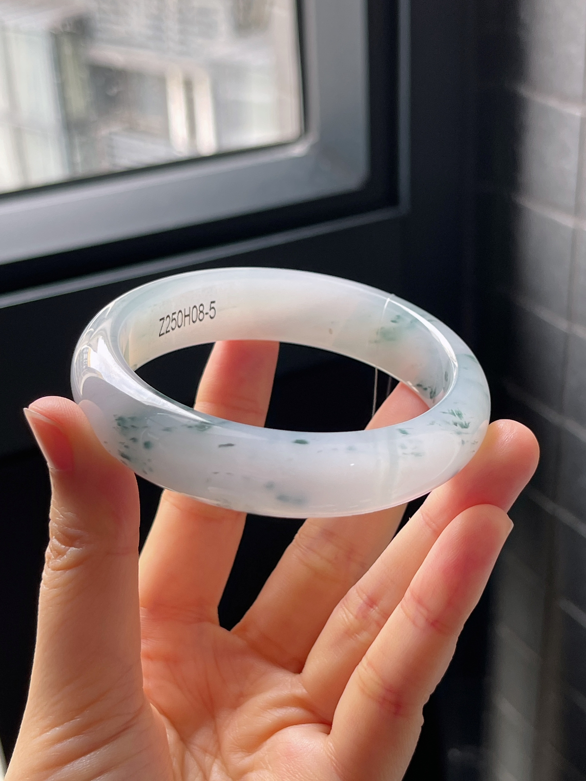 正圈57.4圈口，翡翠冰糯种飘绿手镯