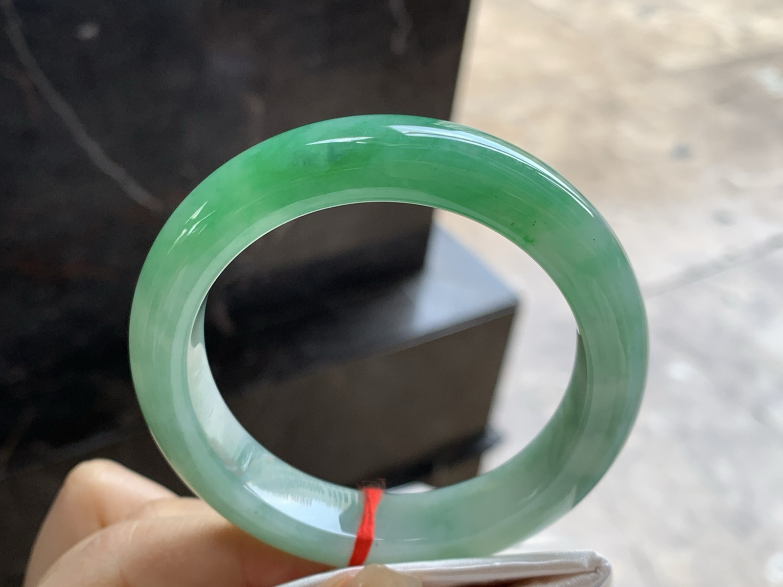 辣绿色手镯
尺寸：54.2-12.5-9.3mm
绿色浓郁大气 上手好看