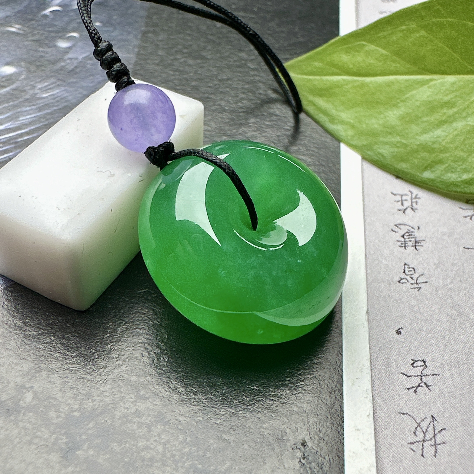 【冰种满绿平安扣】面包扣，很厚装，质地非常细腻，冰润十足，种老冰透，收藏品质。