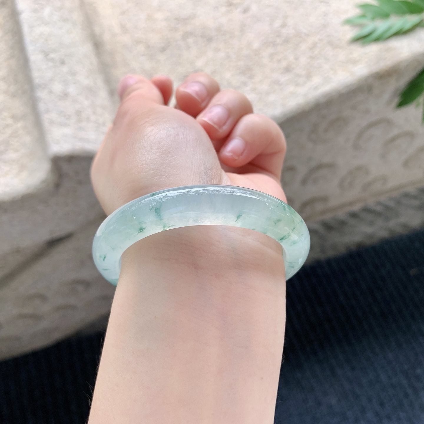 正圈49 50【圈口】50.4/10.3/8【编码】C5040940【描述】冰飘花，清透，水润，种老，细腻，无纹裂