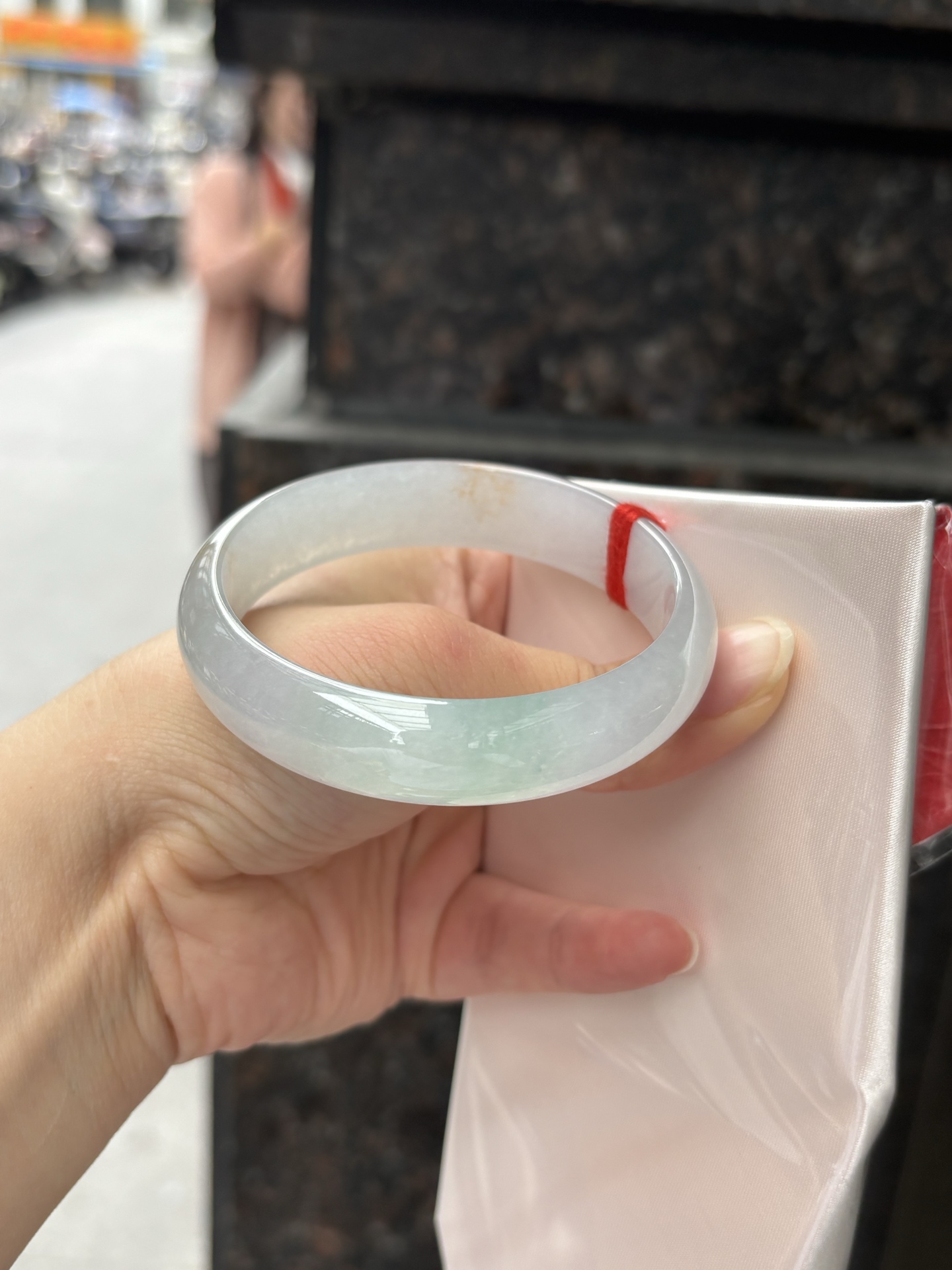 三彩宽版正圈 57.7-14.2-7 0408-N379 ，底妆冰润，春彩洒金，有三彩特色，仿佛彩虹般的色彩，绚丽梦幻，气质清新淡雅，上手靓丽大方。