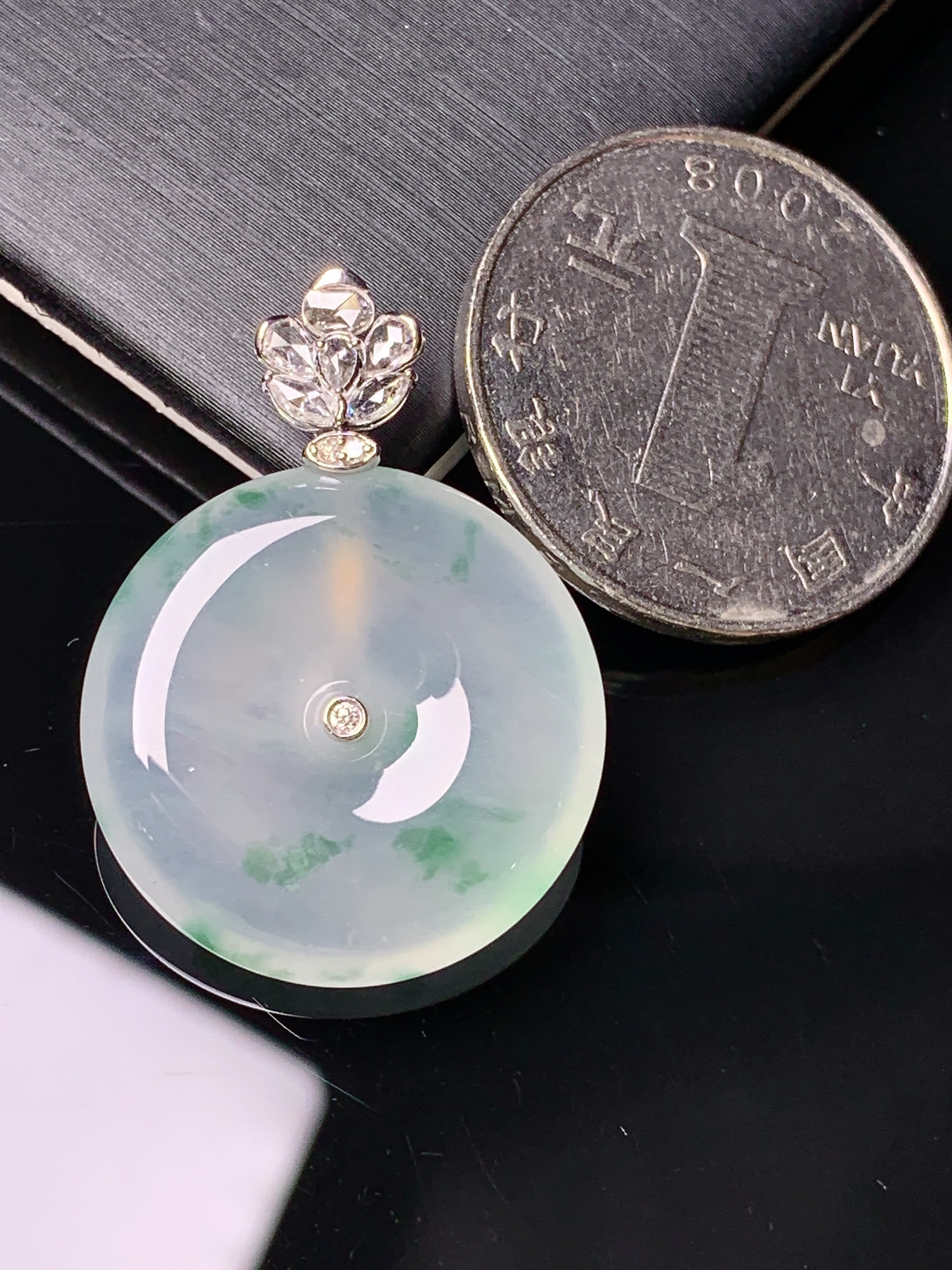 18k金钻镶嵌冰种平安扣吊坠 玉质细腻 色泽艳丽清新 水润亮眼 整体尺寸30.8*22.5*5.3c1