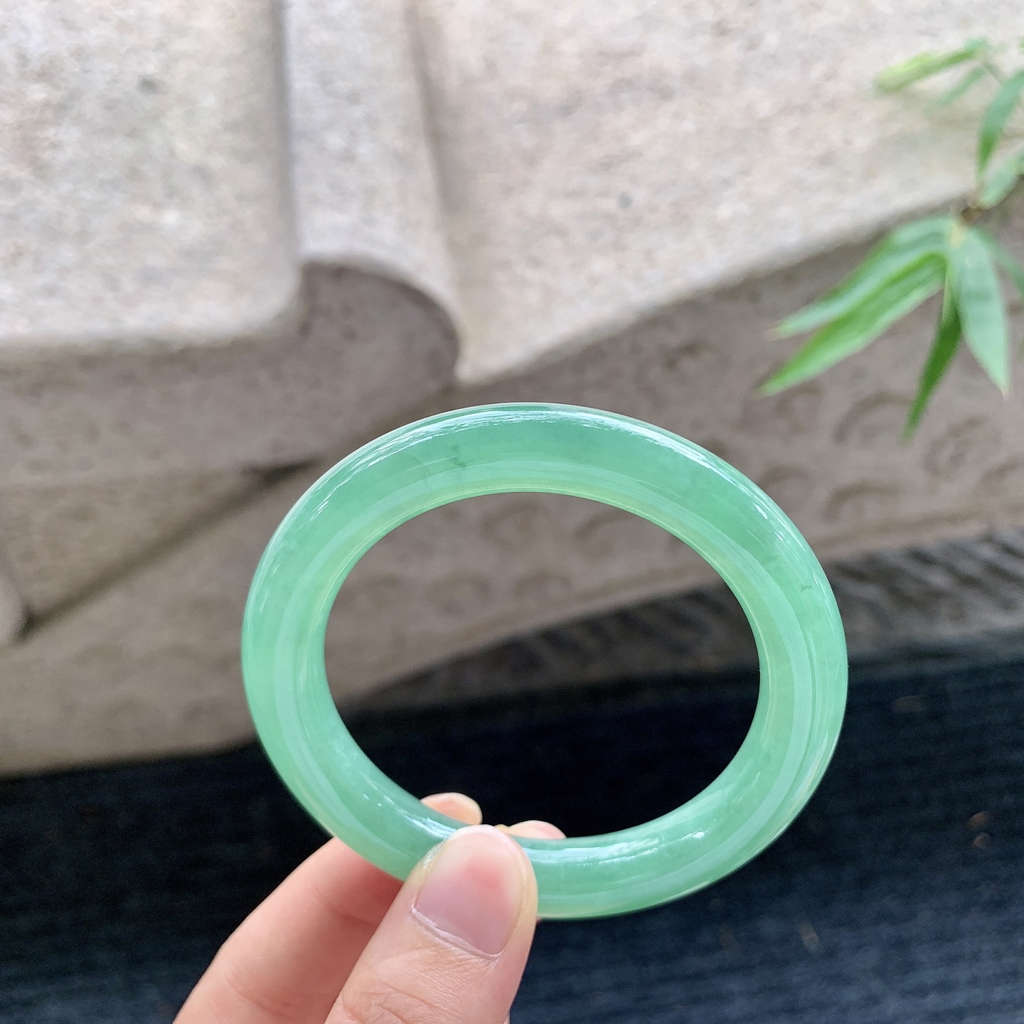 圆条51 52【圈口】52.8/9.8/9.7【编码】FL040367【描述】满绿，水润，种老，有纹线