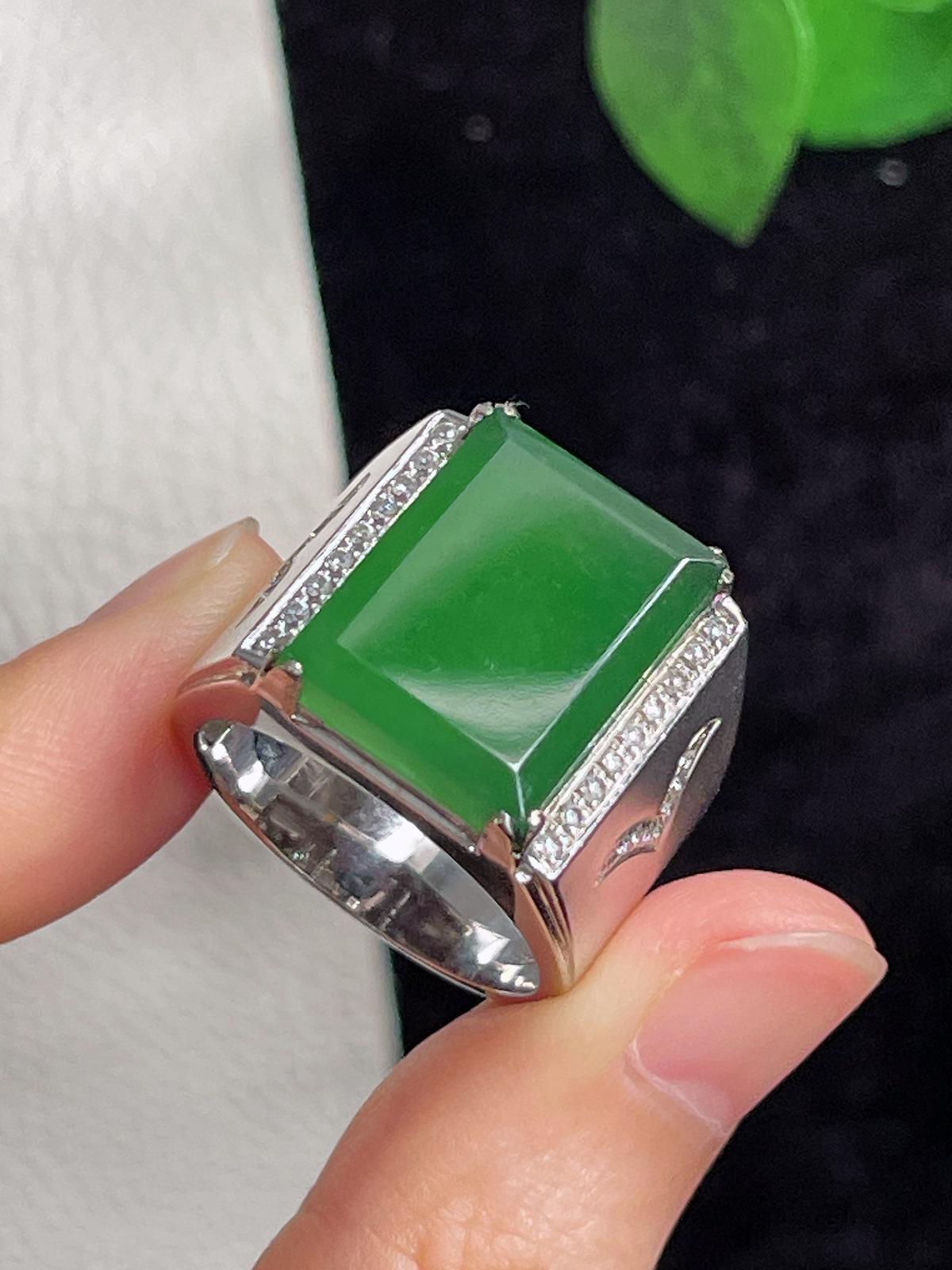 18k金翡翠冰糯种满绿男士戒指