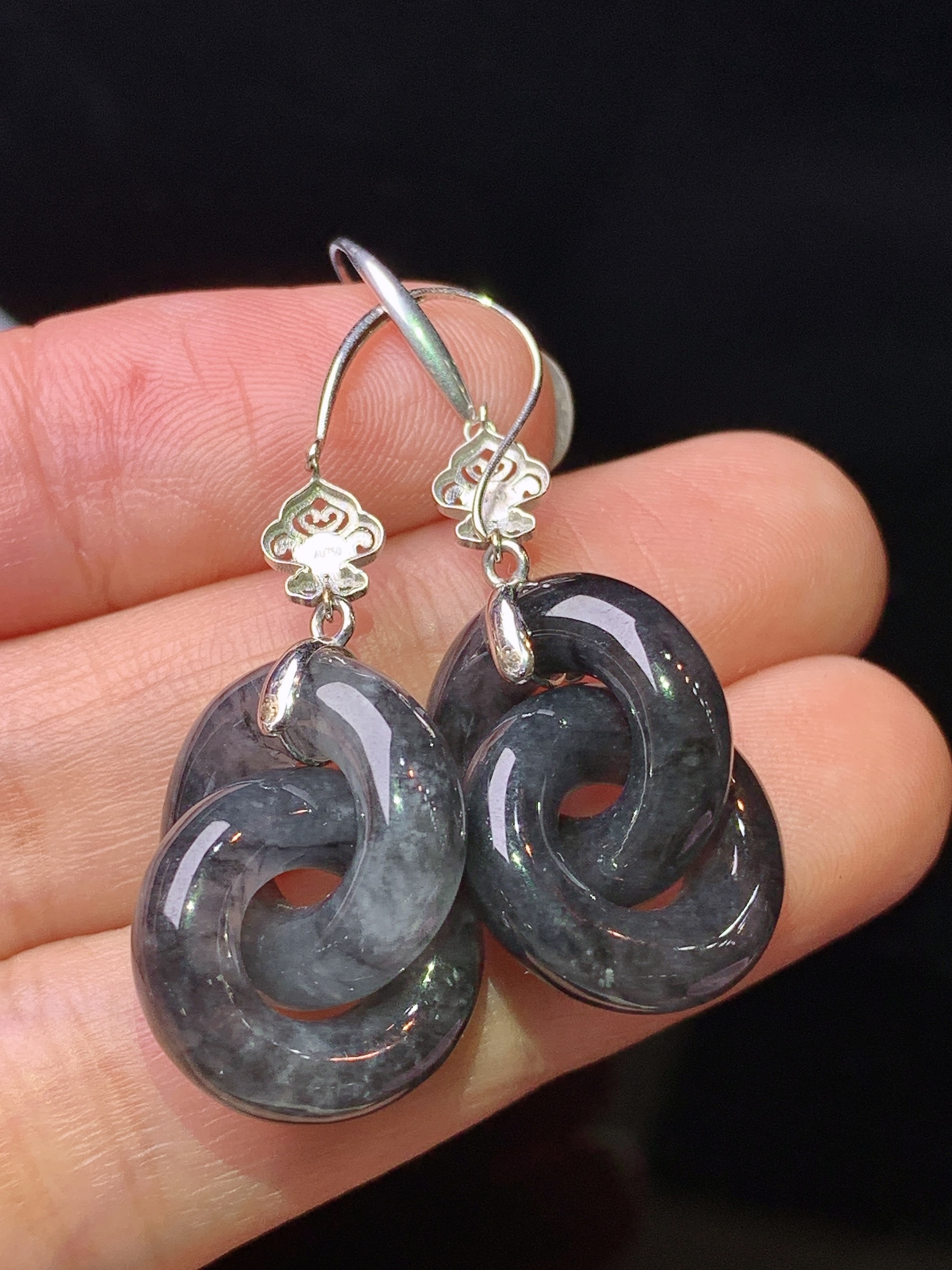 18k金钻镶嵌乌鸡环环相扣耳坠 玉质细腻 色泽艳丽清新 水润亮眼 整体尺寸43.3*15*5c5