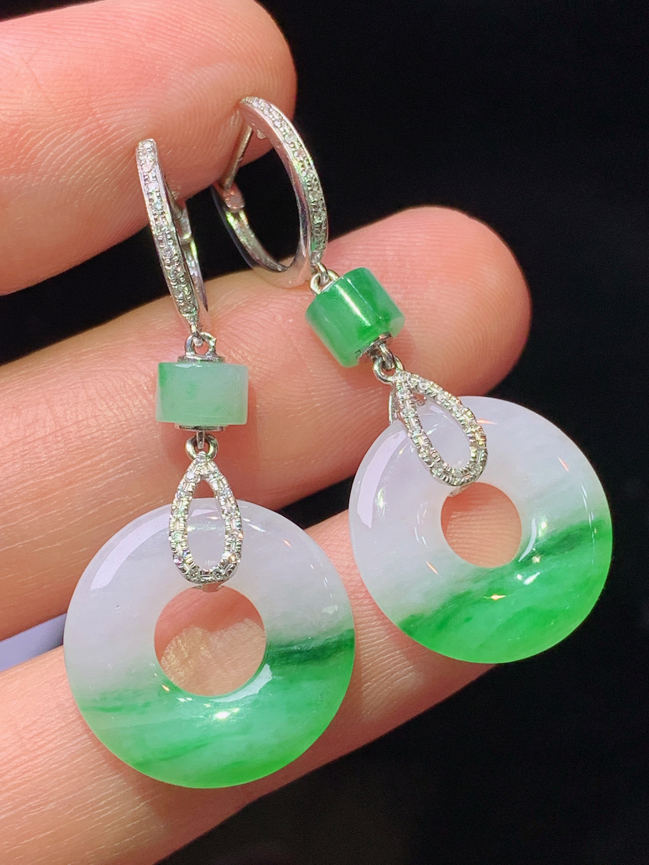 18k金钻镶嵌飘绿平安环耳坠 玉质细腻 色泽艳丽清新 水润亮眼 整体尺寸35.6*15.5*3.2c