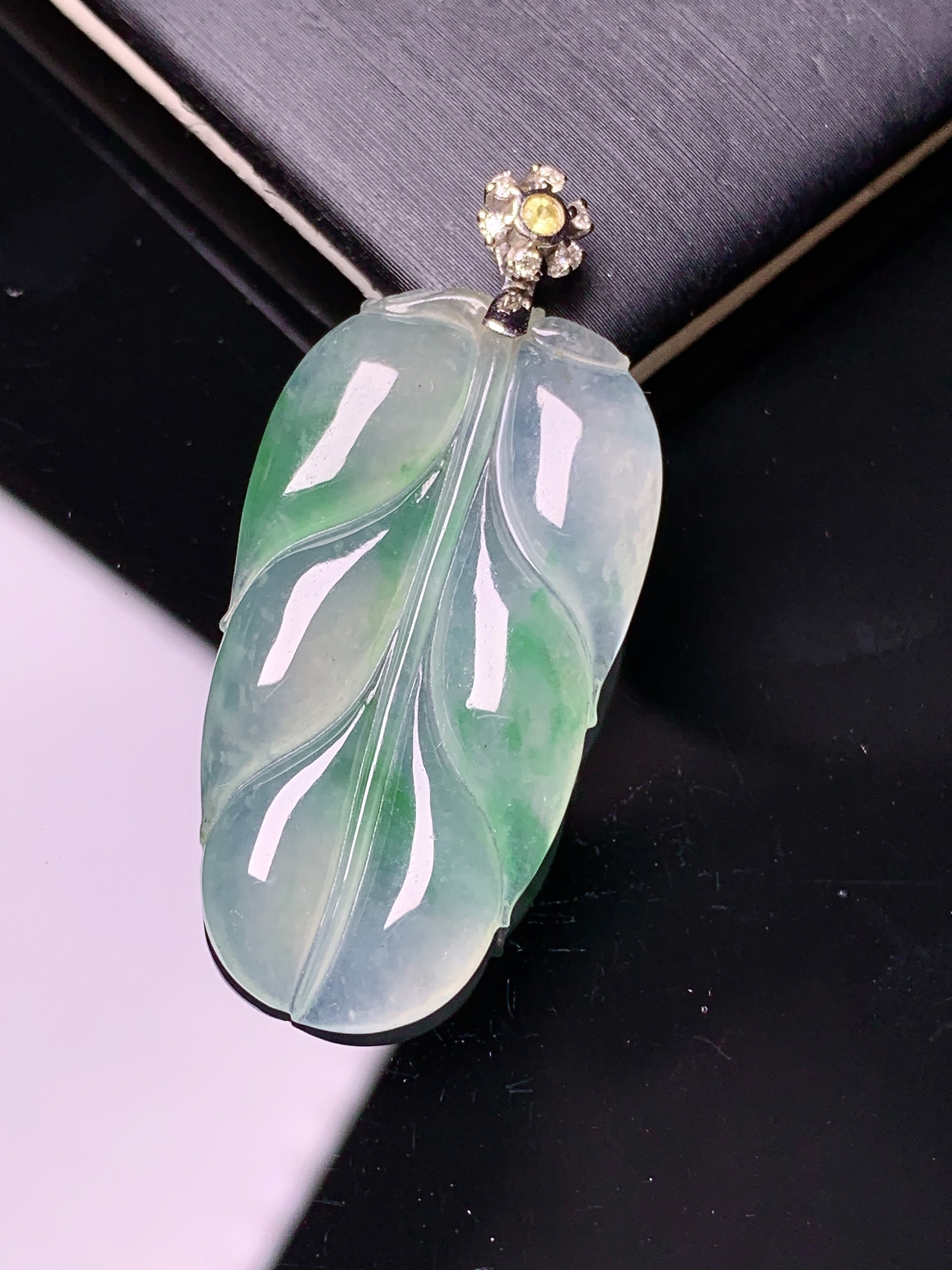 18k金钻镶嵌冰种飘绿树叶吊坠 玉质细腻 色泽艳丽清新 水润亮眼 整体尺寸39.5*18*4c5