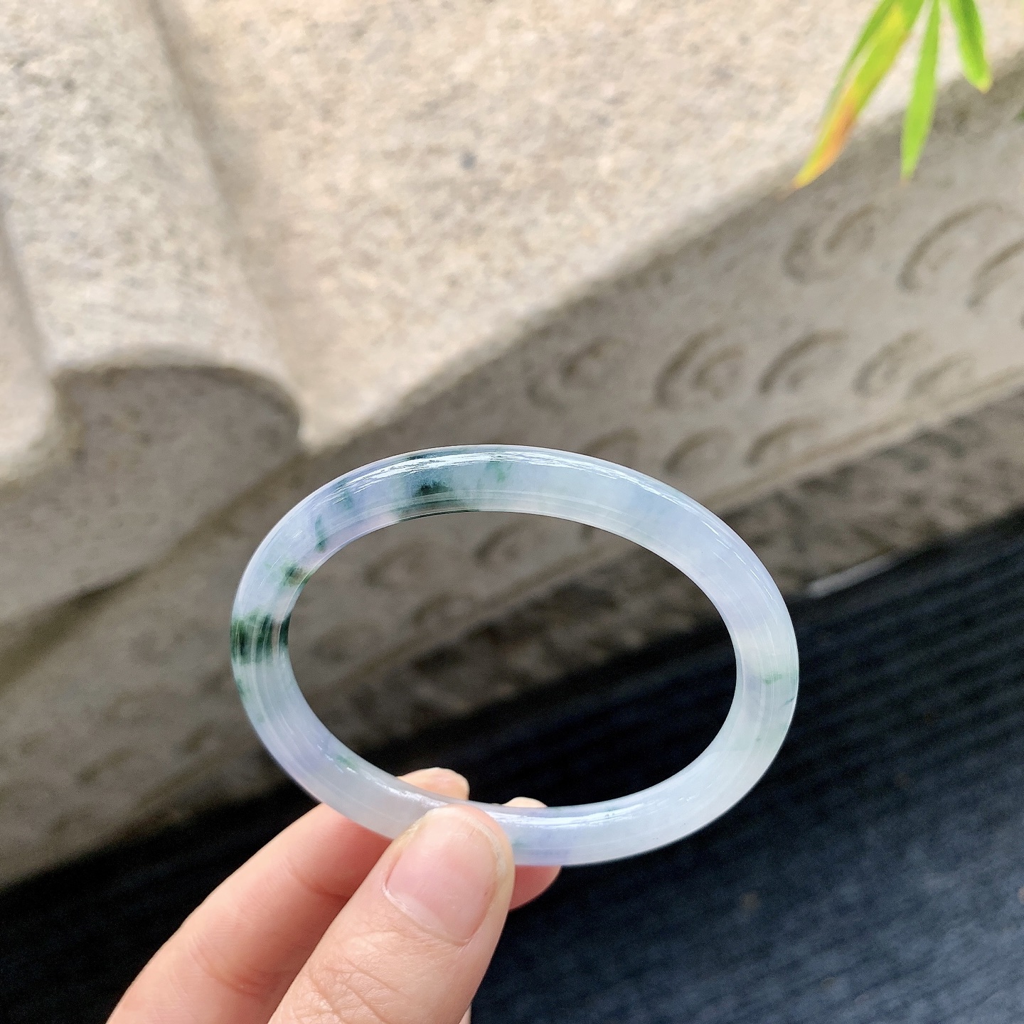 贵妃49 50 【圈口】52.5/44.5/6.7/6.5 【编码】B2041081 【描述】紫罗兰飘花，水润，种老，细腻，打灯有纹线