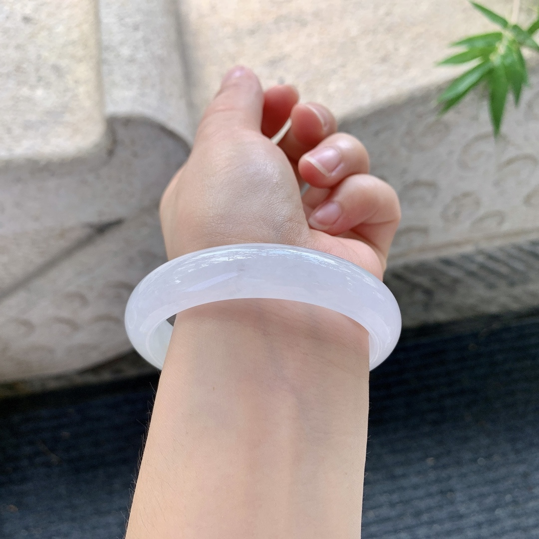 正圈55 56【圈口】55.7/12.5/7.8【编码】Q5031280【描述】飘黄翡飘绿，水润，种老，细腻，打灯有棉线