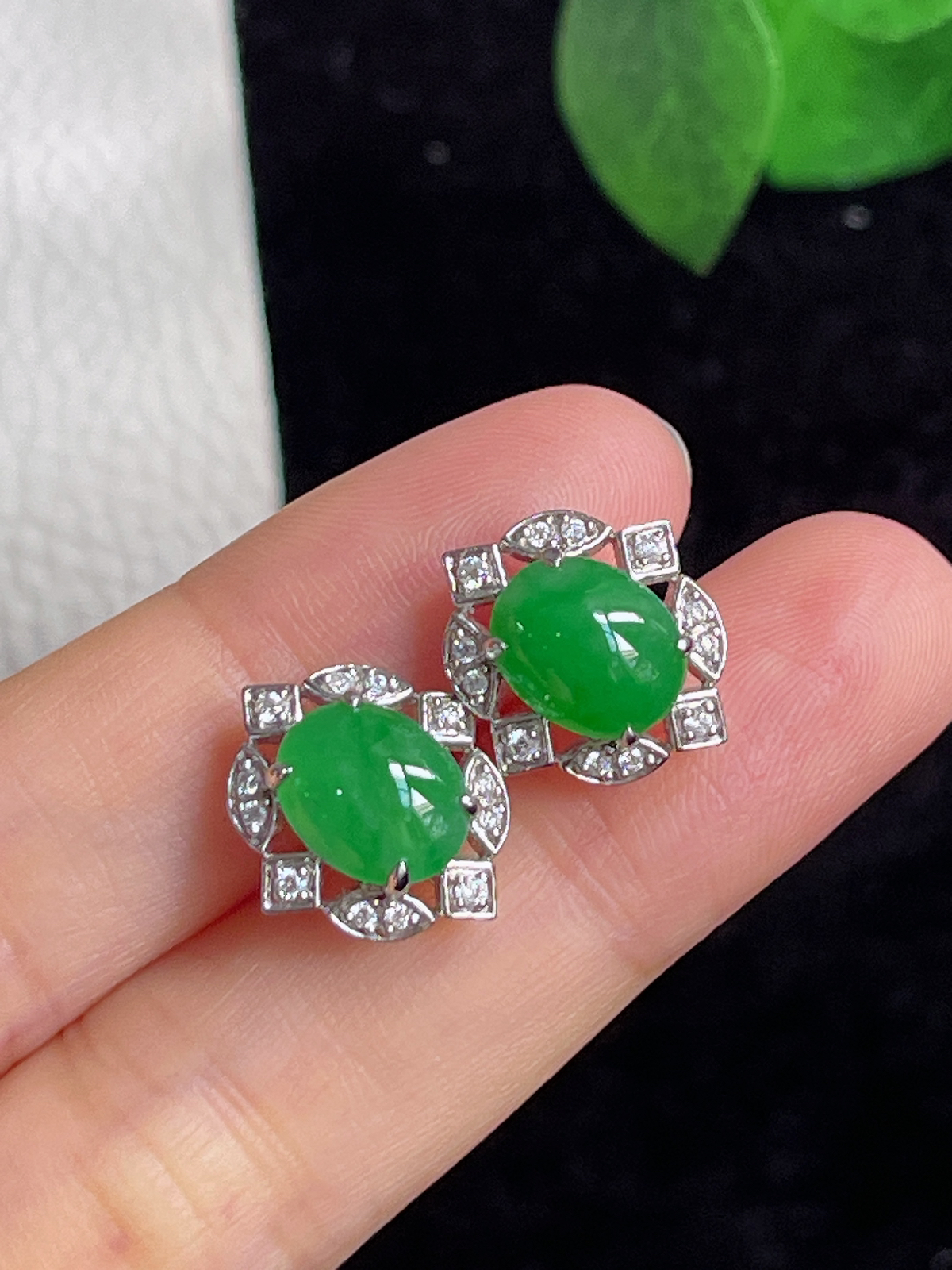 18k金翡翠冰糯满绿耳钉