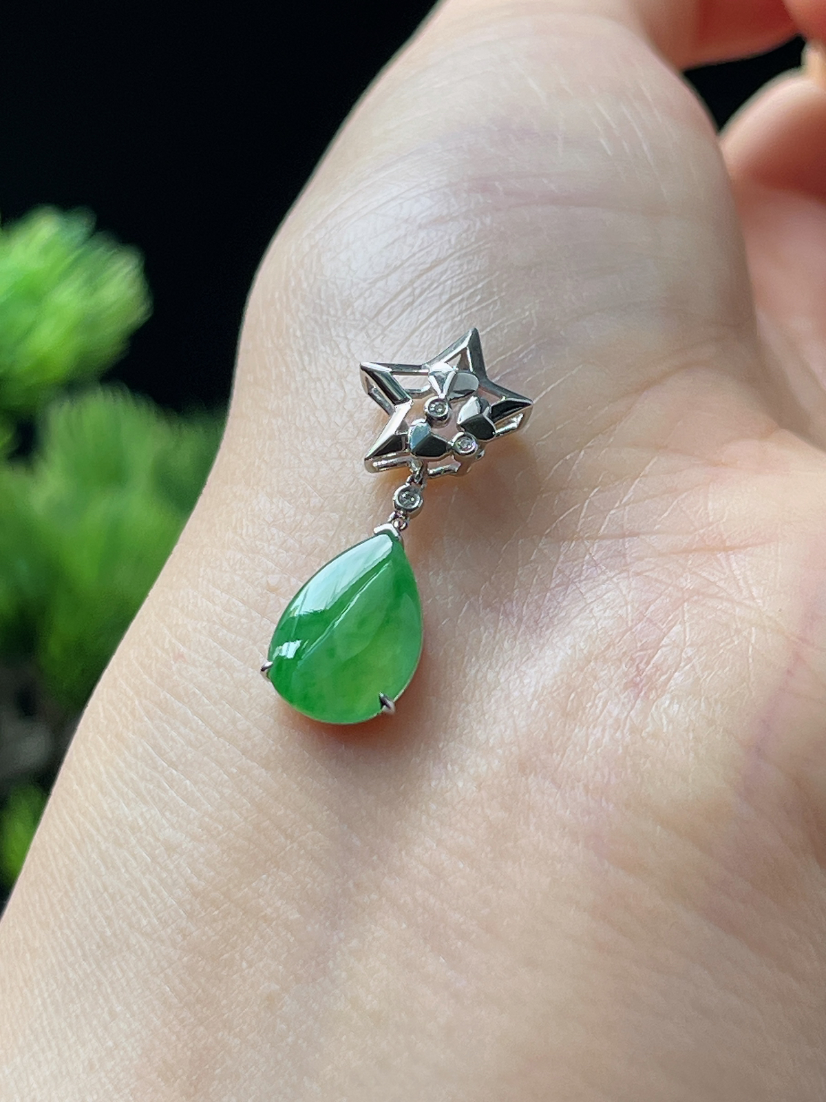 18k金翡翠冰种绿色挂件