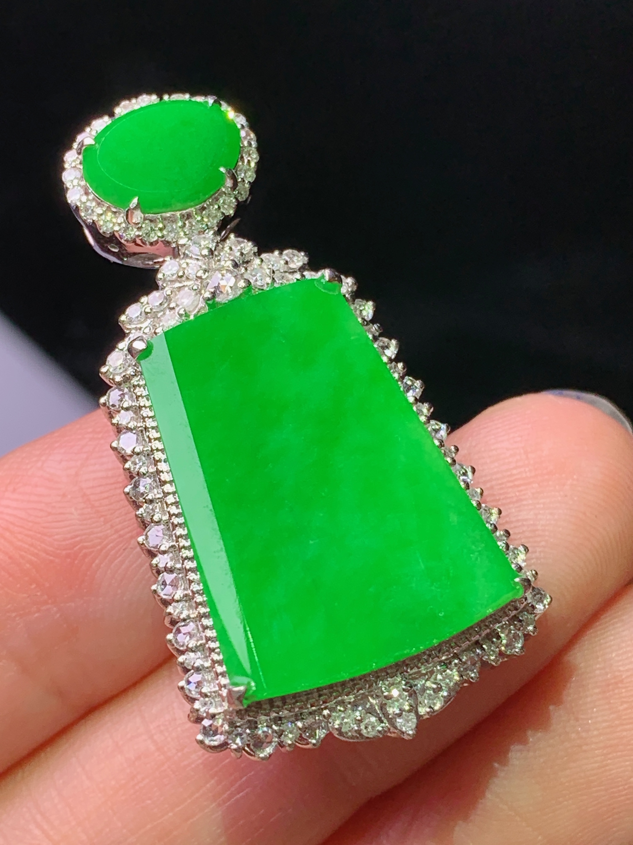 18k金钻镶嵌满绿无事牌吊坠 玉质细腻 色泽艳丽清新 水润亮眼 整体尺寸36.4*19.2*9.2c