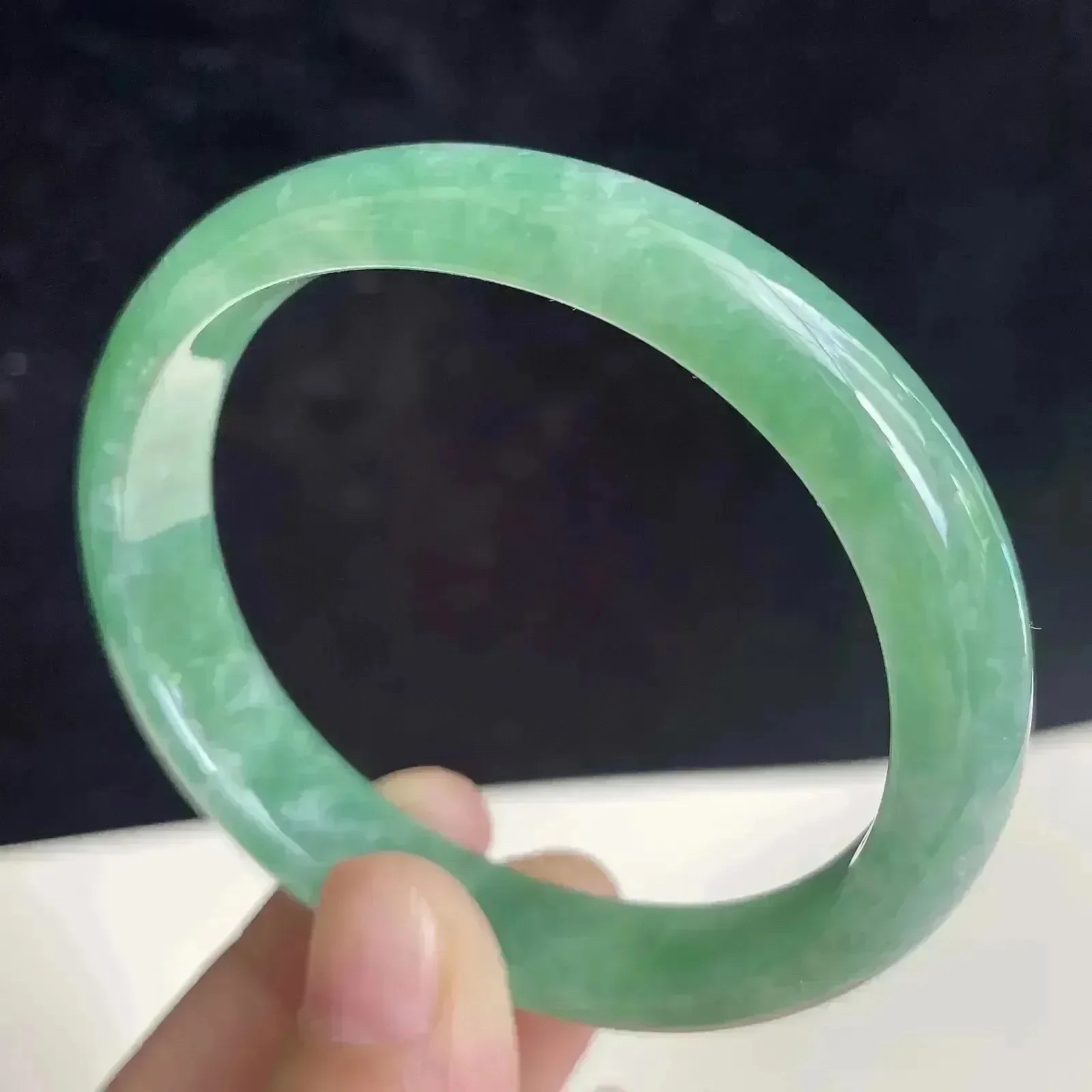 54.4*46.5mm天然翡翠A货满绿水润贵妃玉手镯33.88克