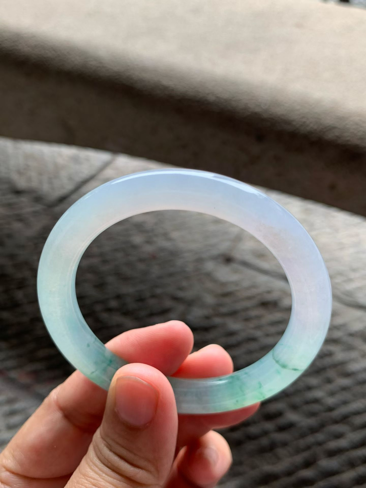 飘芙蓉绿花圆条手镯尺寸54*9*9 老种通透，冰凝透亮，水润胶足，绿花灵动飘逸，上手清新水灵！