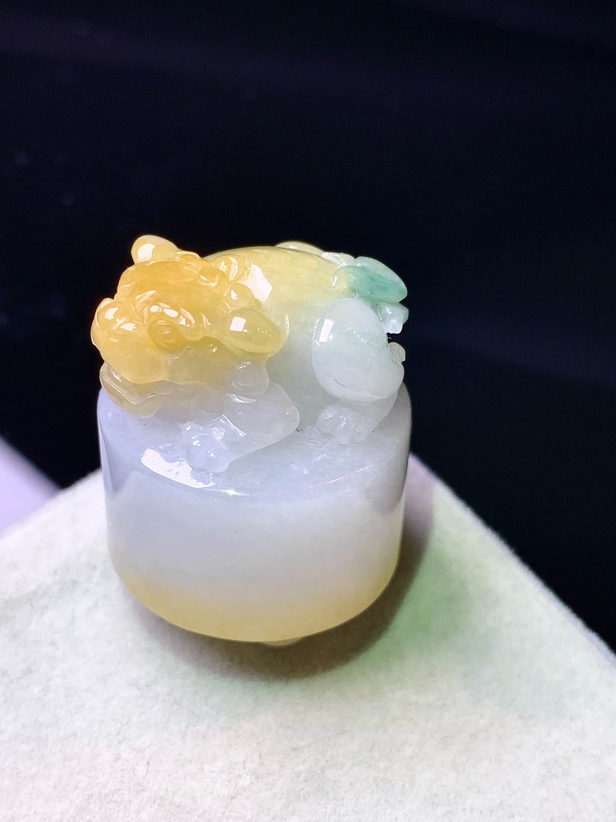 飘黄翡貔貅印章 玉质细腻 色泽艳丽清新 水润亮眼 整体尺寸22.6*20.7*20.7a5