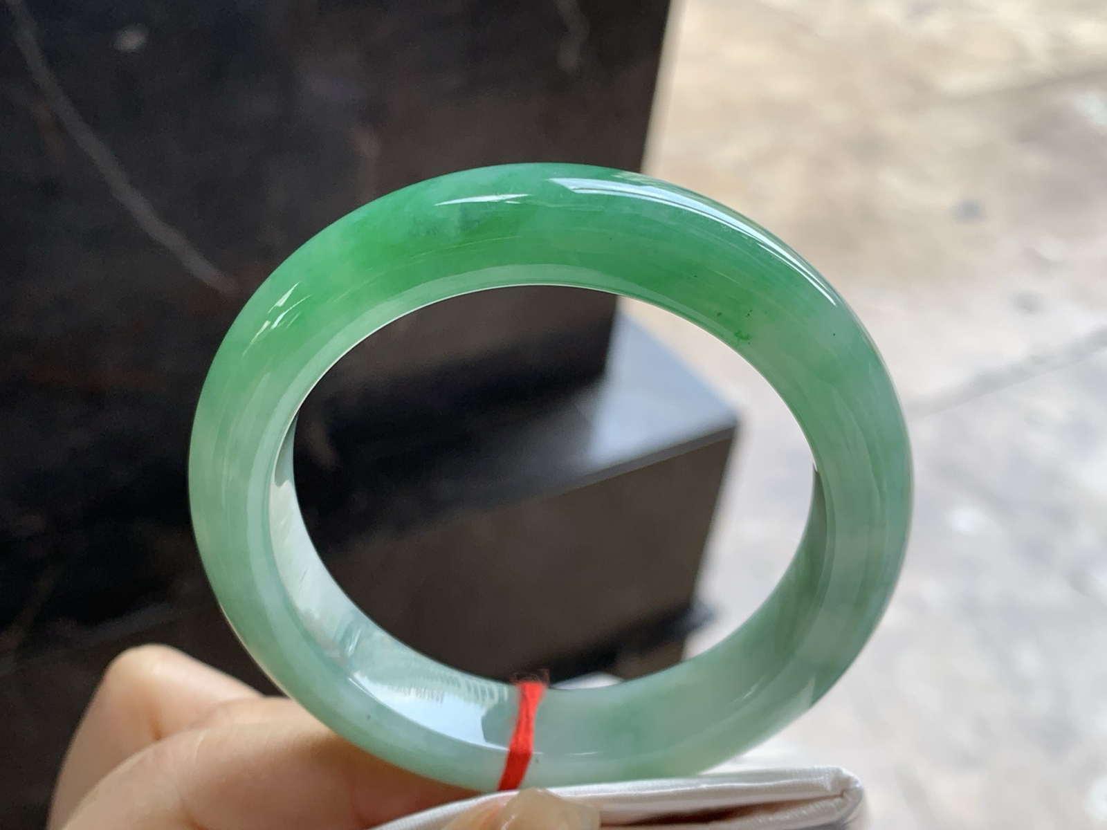 辣绿色手镯
尺寸：54.2-12.5-9.3mm
绿色浓郁大气 上手好看